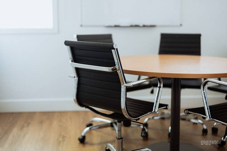  Minimalist Private Workspaces in Coworking 