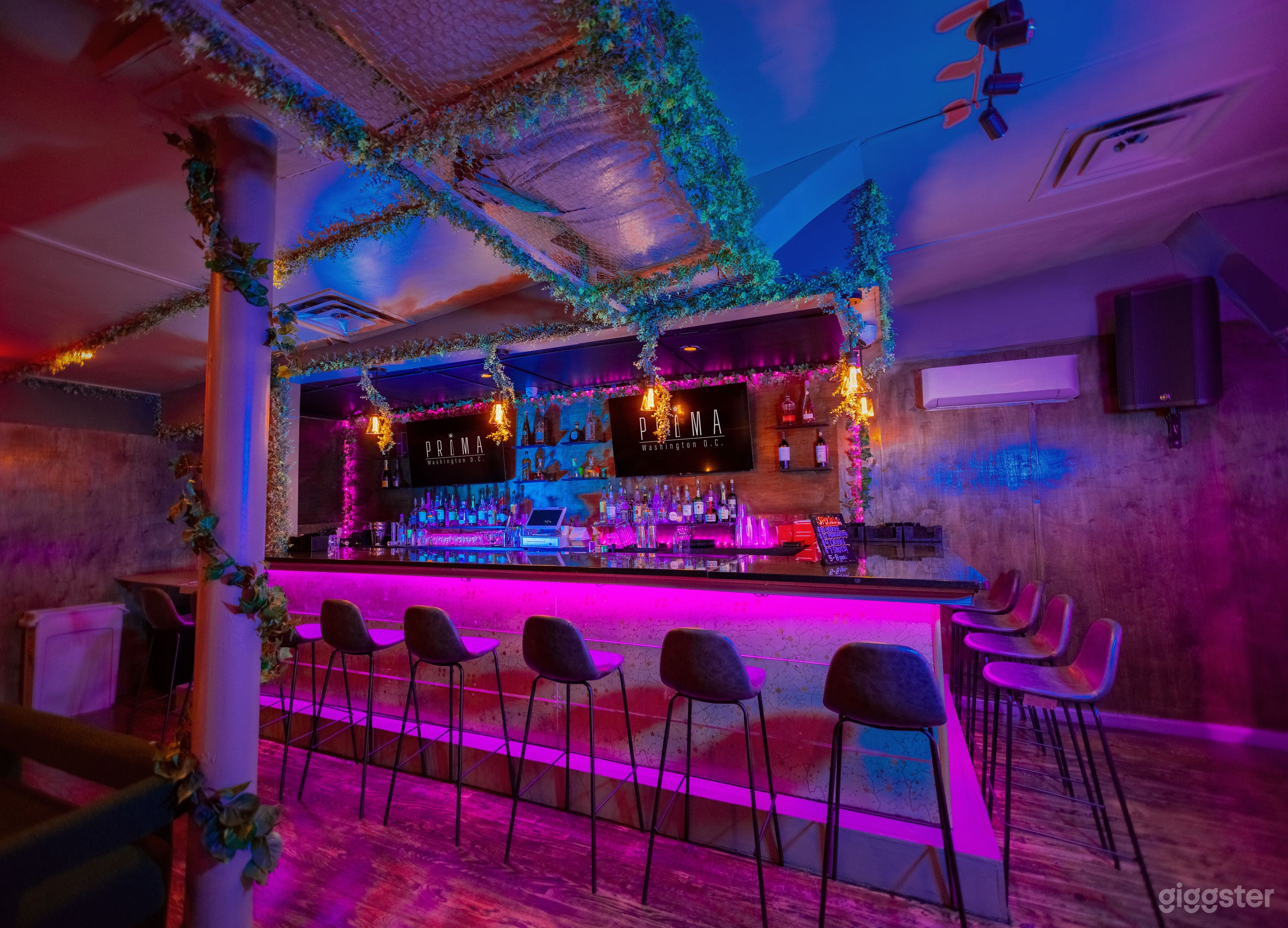 Chic bar and lounge located in the heart of DC! Photo 3