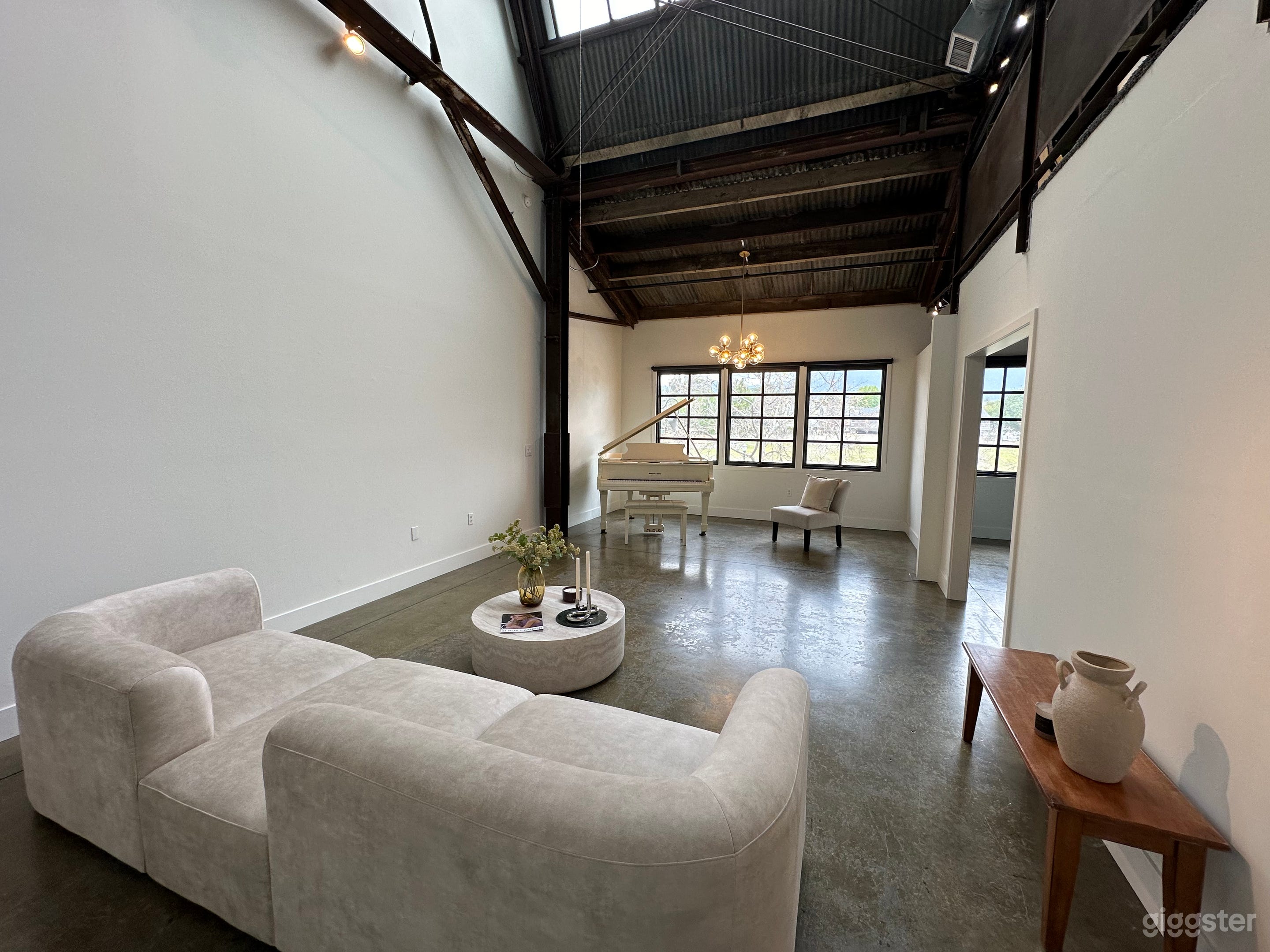 Downtown Industrial Creative Loft Photo 4