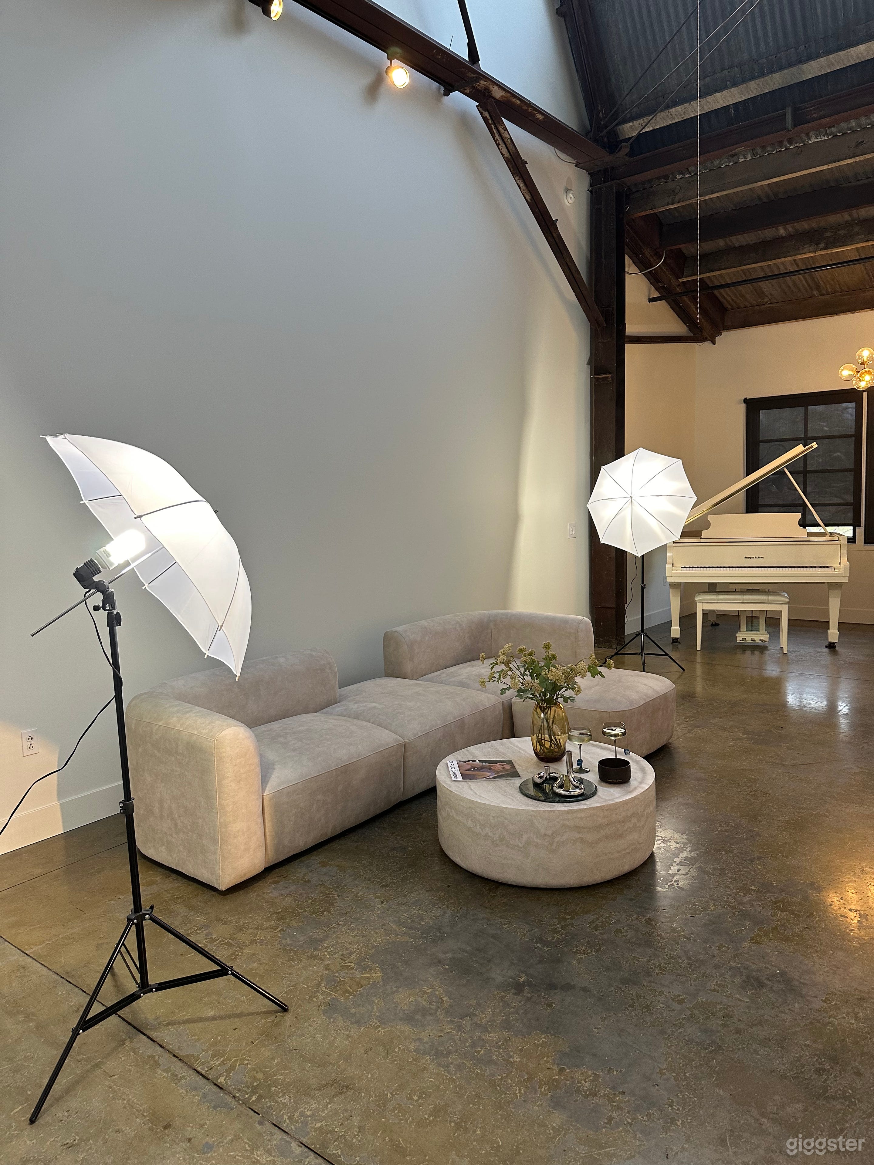 Downtown Industrial Creative Loft Photo 3
