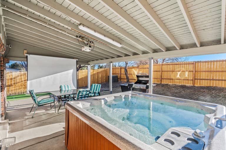  Soirée cinéma, améliorée : Détendez-vous dans le jacuzzi pendant que vos films préférés illuminent la nuit, juste dans votre jardin. C'est l'expérience cinéma confortable et éclaboussante dont vous ne saviez pas que vous aviez besoin. 