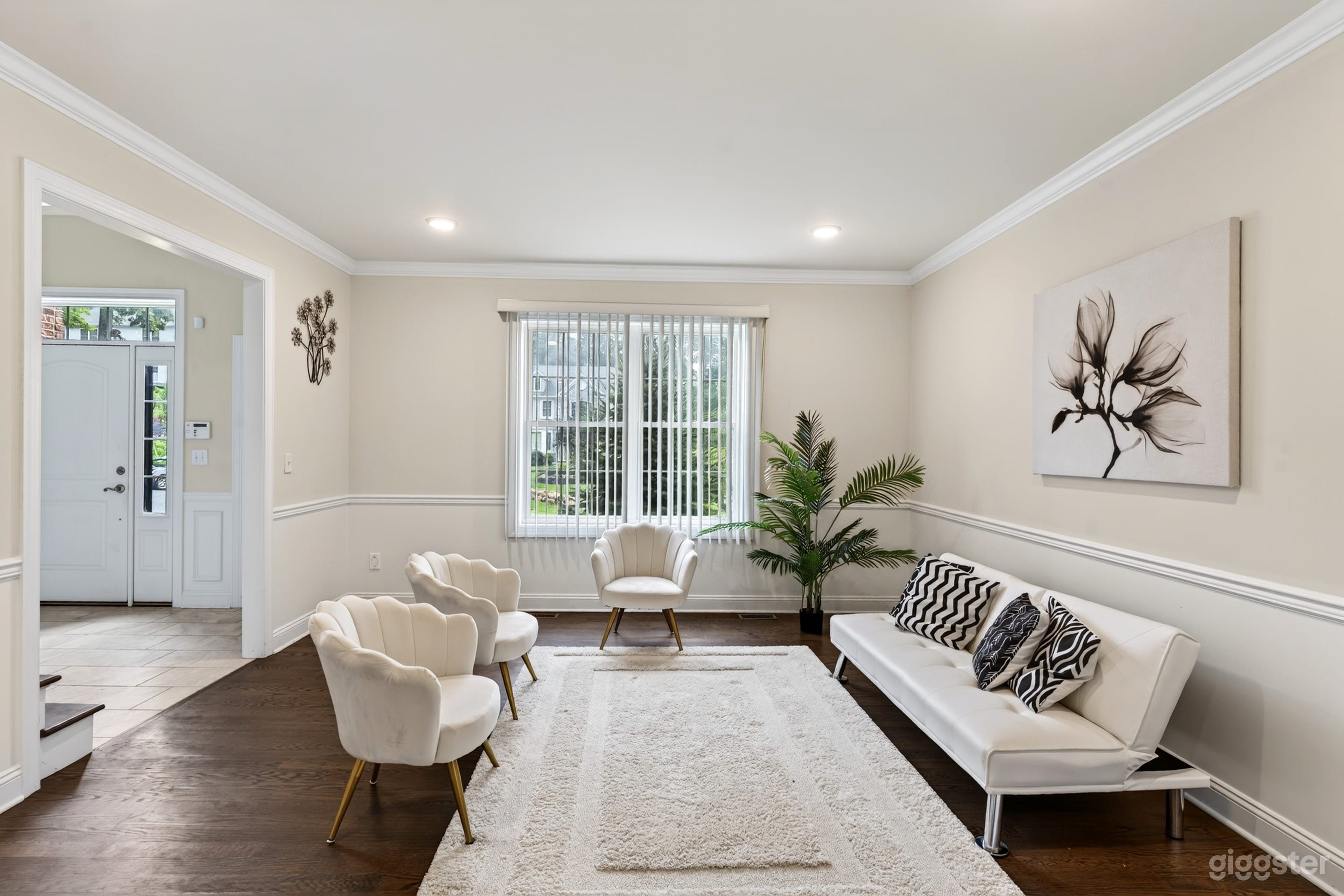 Elegant Modern Home with Kitchen, Dining & Scenic Deck Photo 2