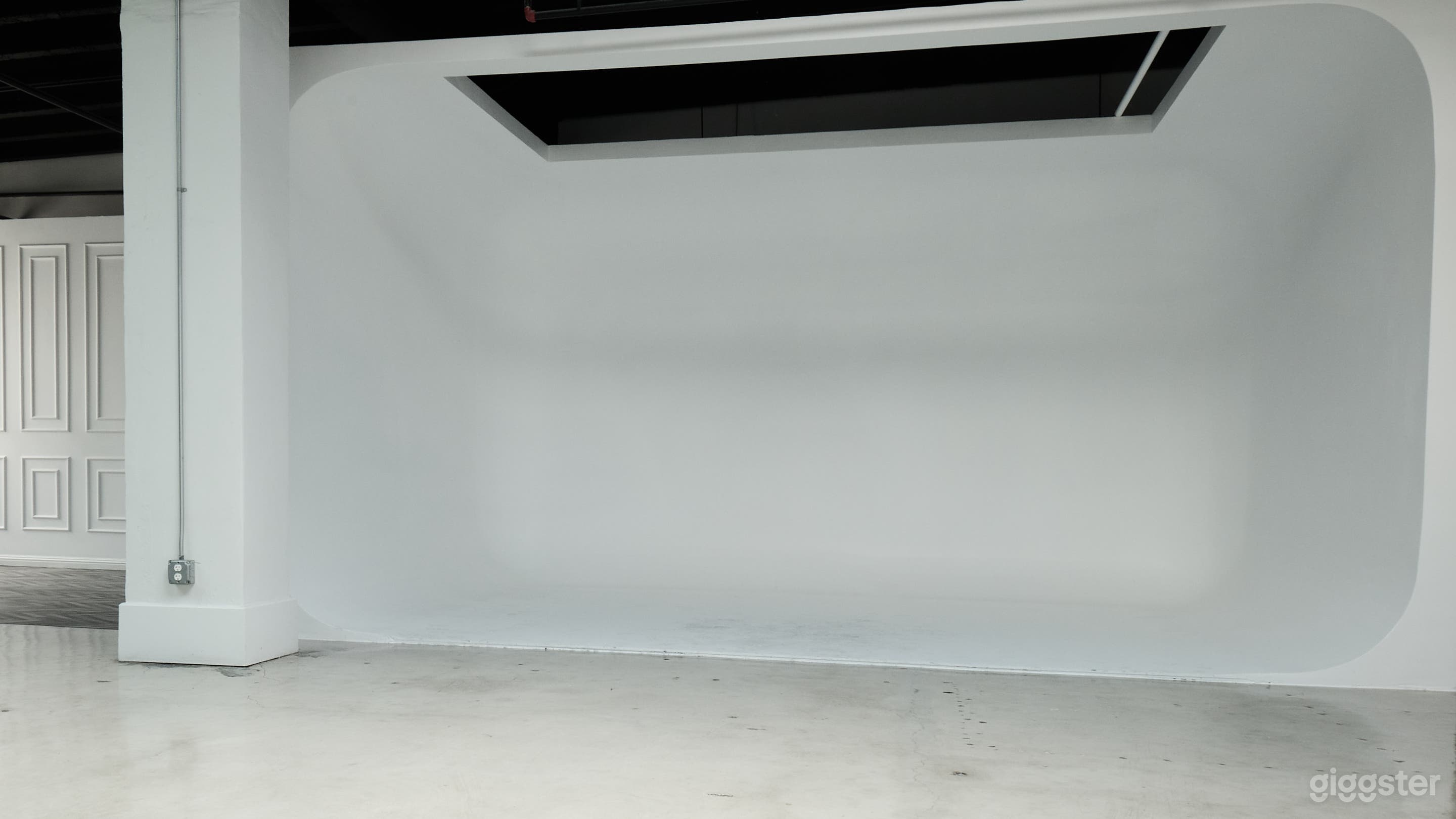 Daylight Downtown Los Angeles modular studio Photo 4