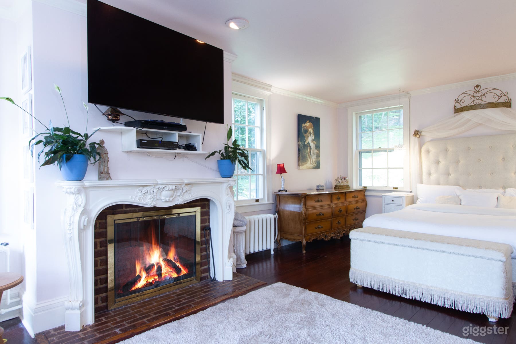 master bedroom 
2 entrances 27 feet long 
6 windows 