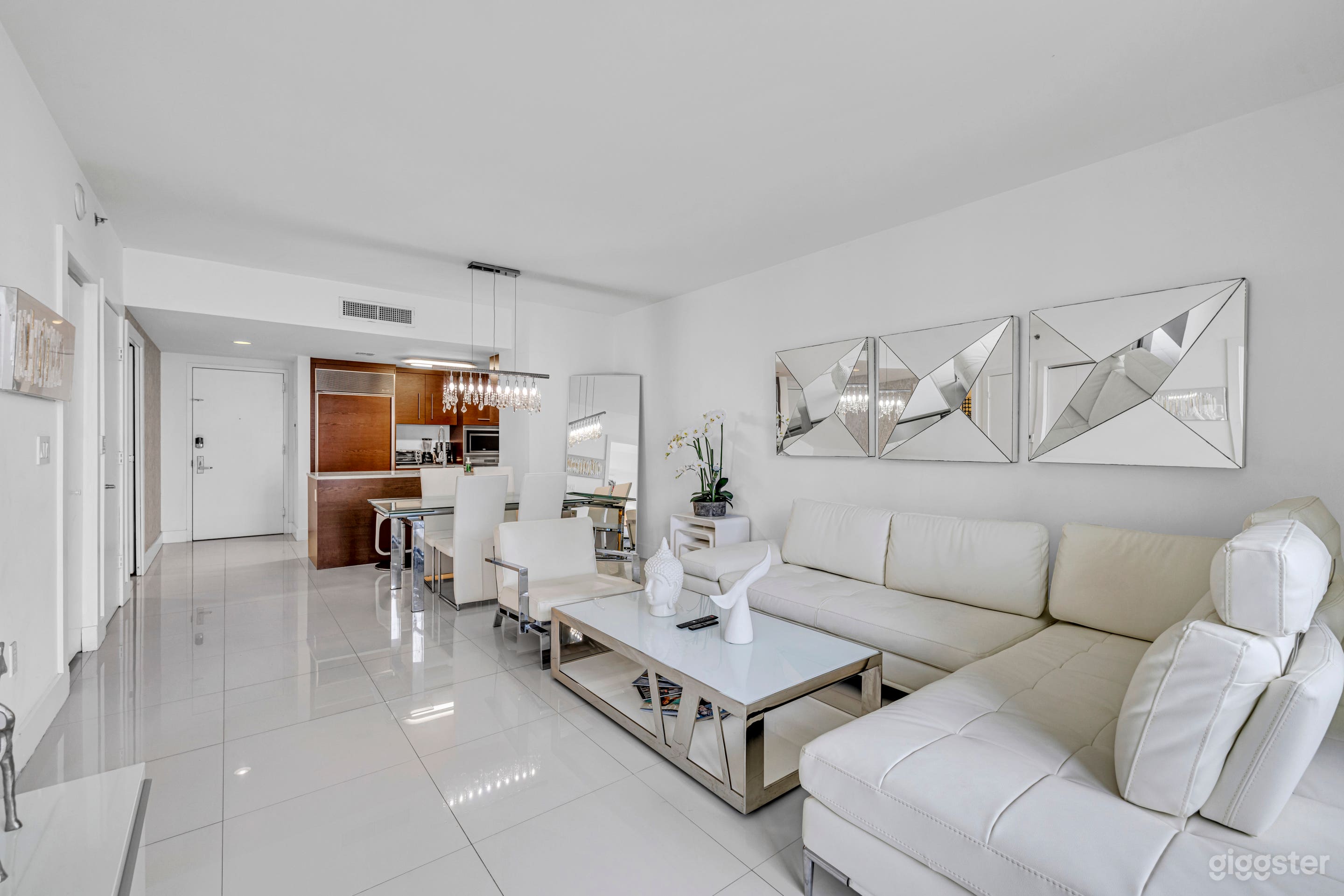 Modern High-Rise with Ocean Views Photo 4