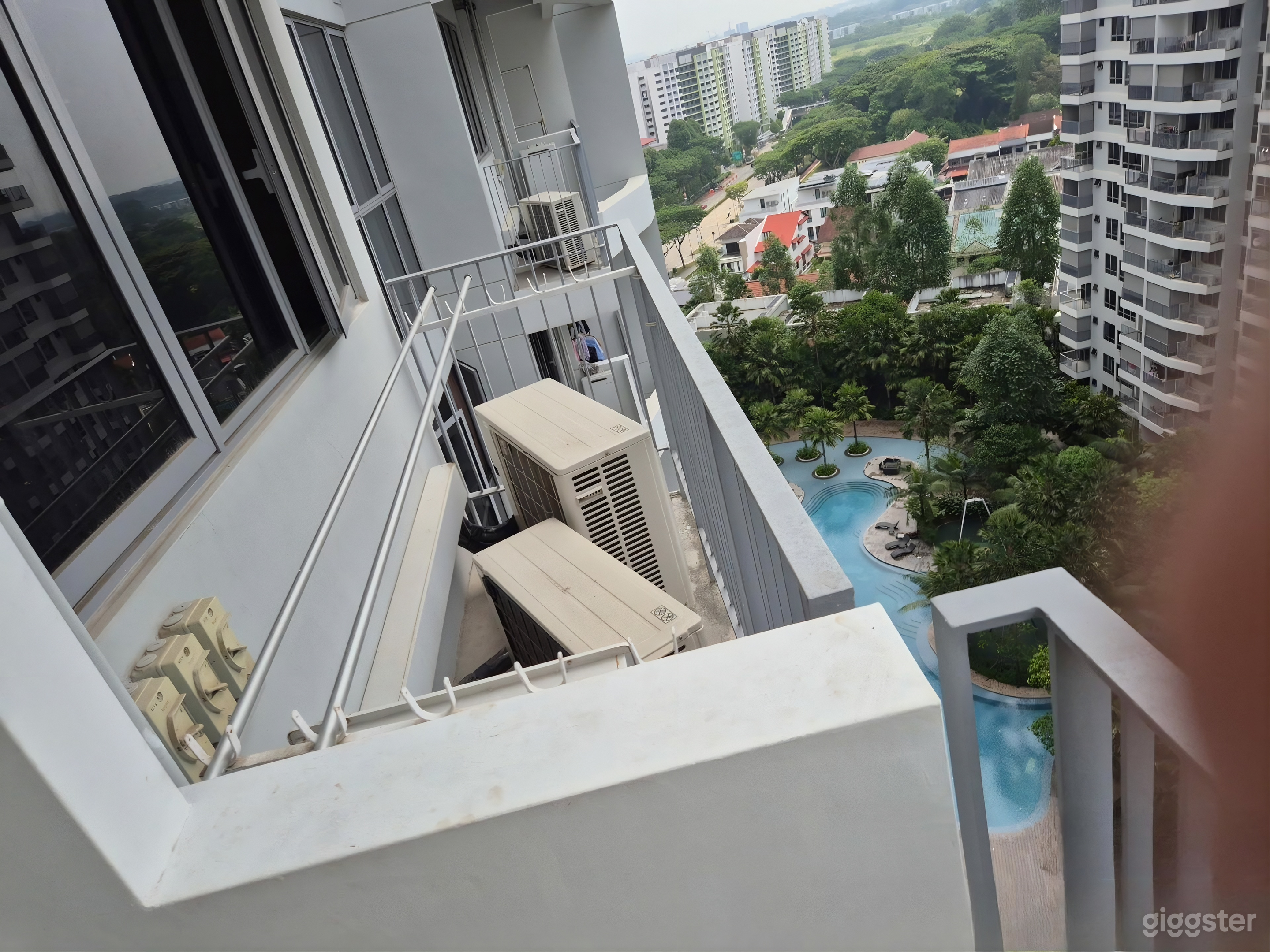 Spacious Designer Condo with Open-Concept Layout Photo 2