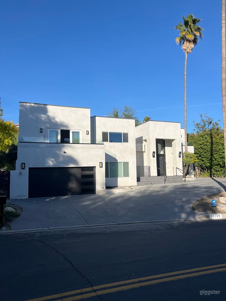  Casa in stile Art Deco. Tutta bianca con garage nero e porta nera 