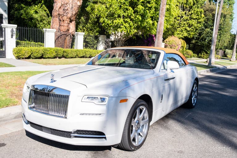  White Convertible Luxury Rolls-Royce Dawn 