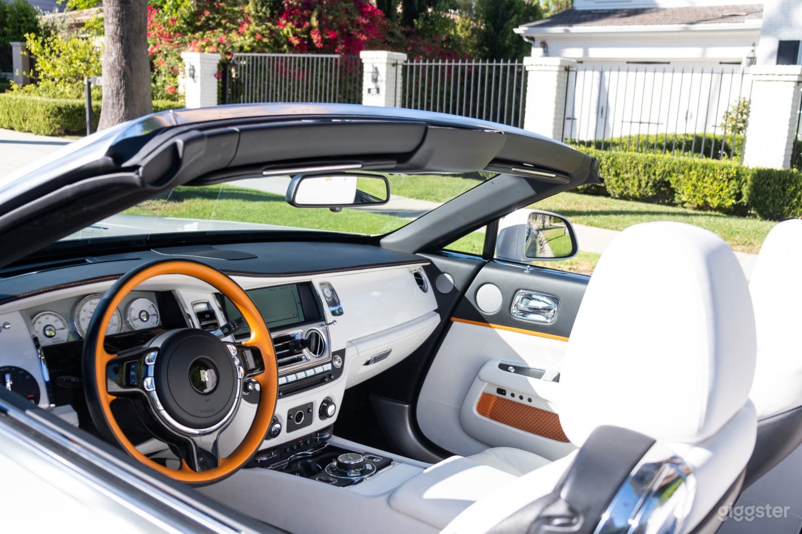 White Convertible Luxury Rolls-Royce Dawn Photo 4
