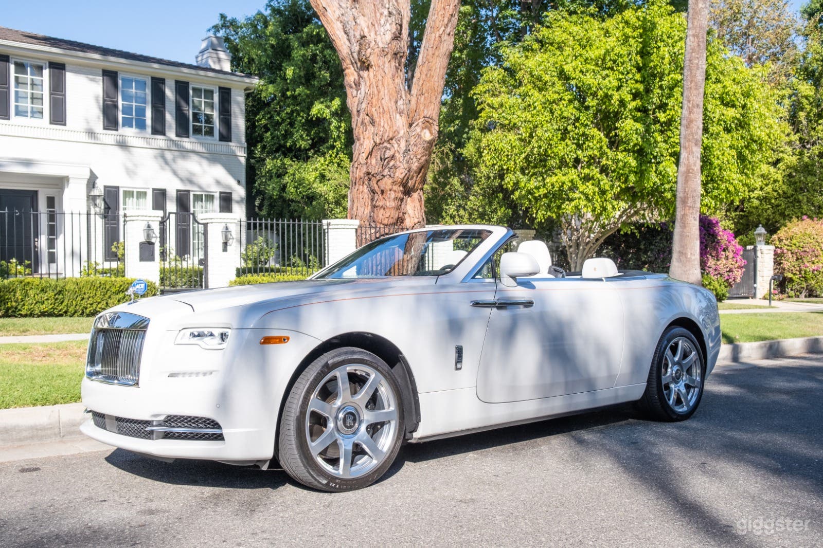 White Convertible Luxury Rolls-Royce Dawn Photo 3