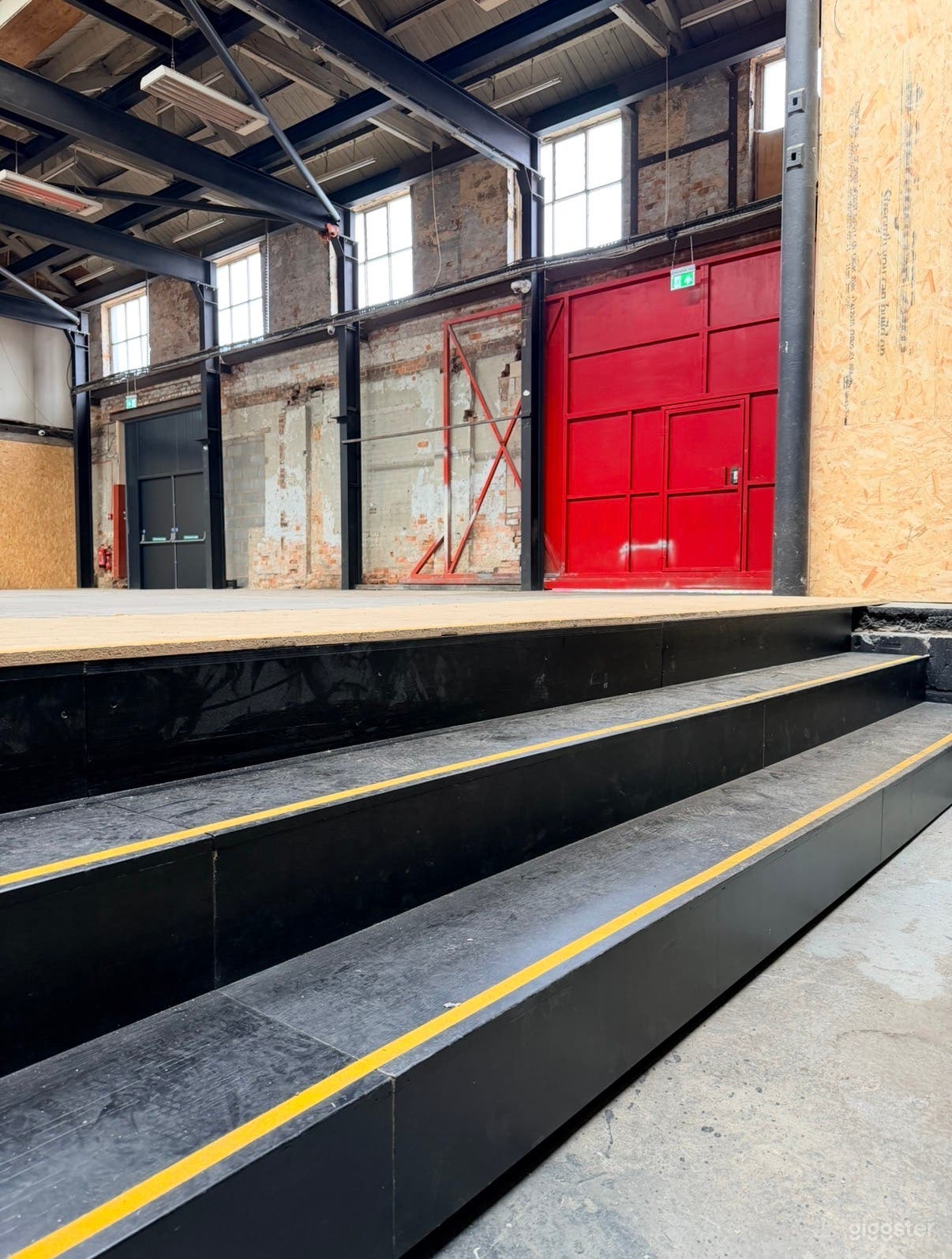 Warehouse for TV and photo shoots Photo 4