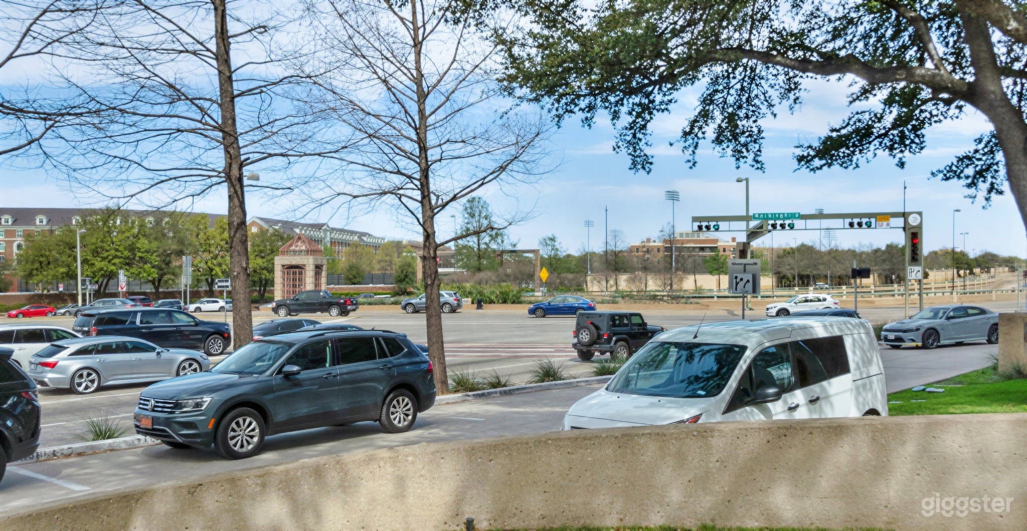 Classy Hotel Parking and Exterior Photo 3