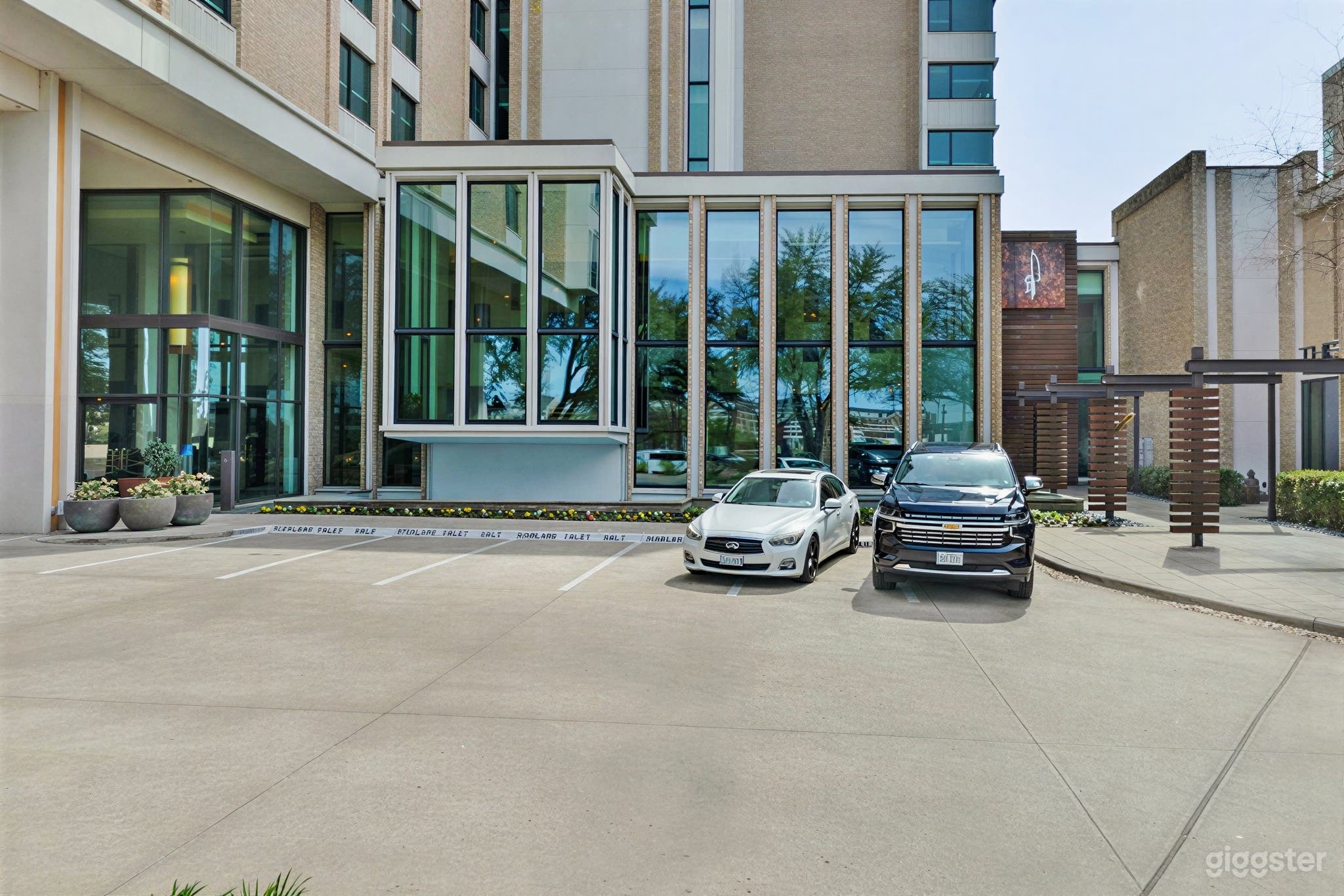 Classy Hotel Parking and Exterior Photo 1