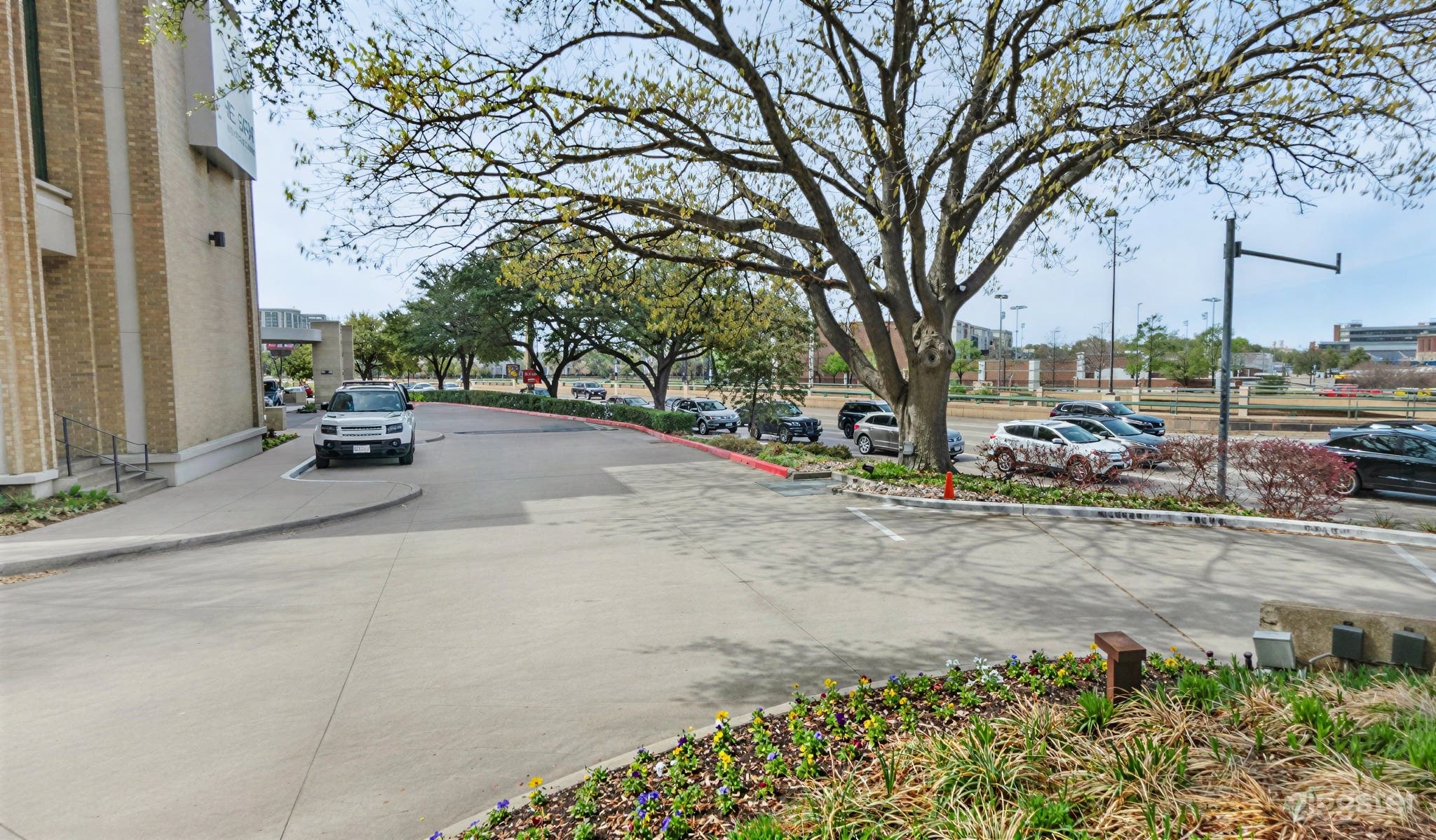 Classy Hotel Parking and Exterior Photo 2