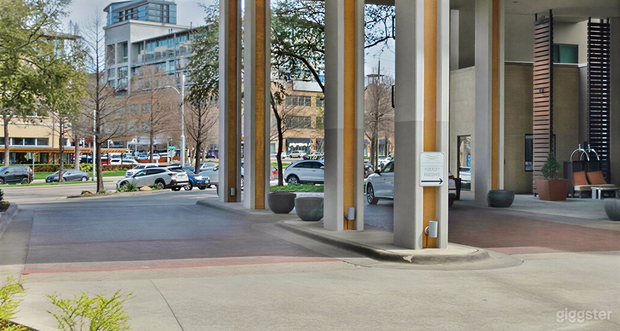Classy Hotel Parking and Exterior Photo 4