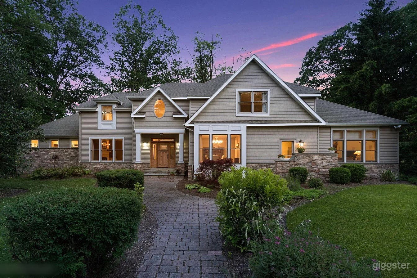Beautiful Lakefront Colonial Home Photo 3