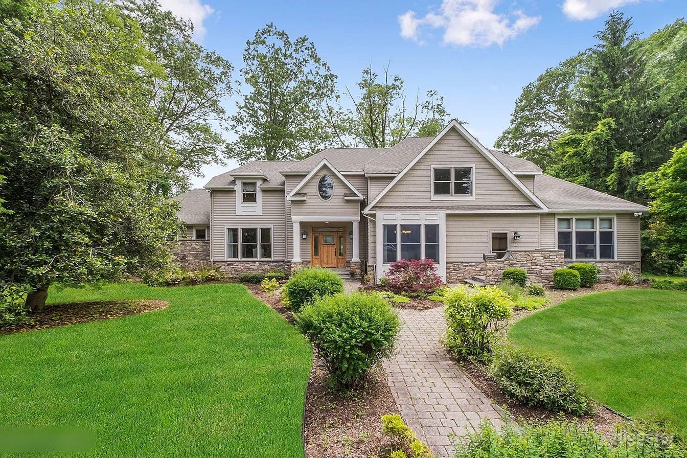 Beautiful Lakefront Colonial Home Photo 1