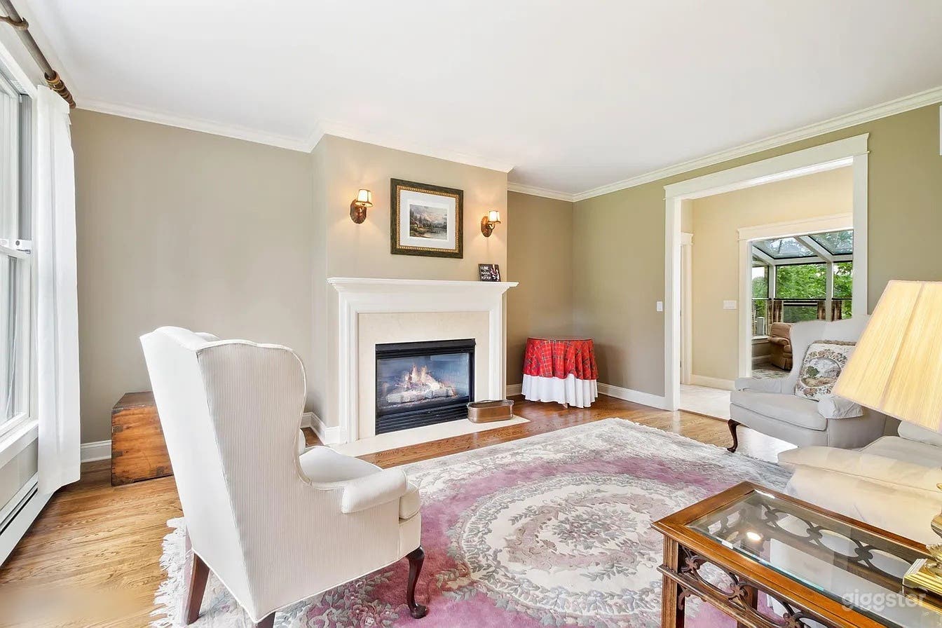 Beautiful Lakefront Colonial Home Photo 4