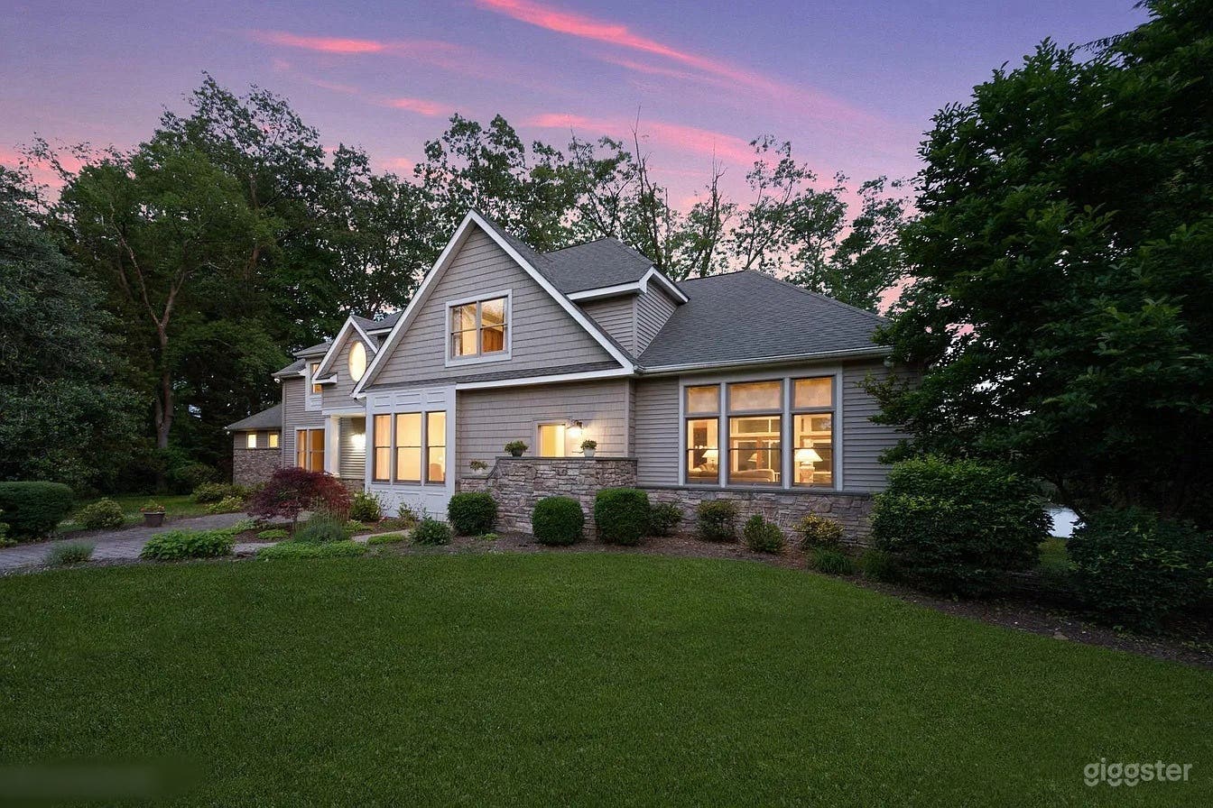 Beautiful Lakefront Colonial Home Photo 2