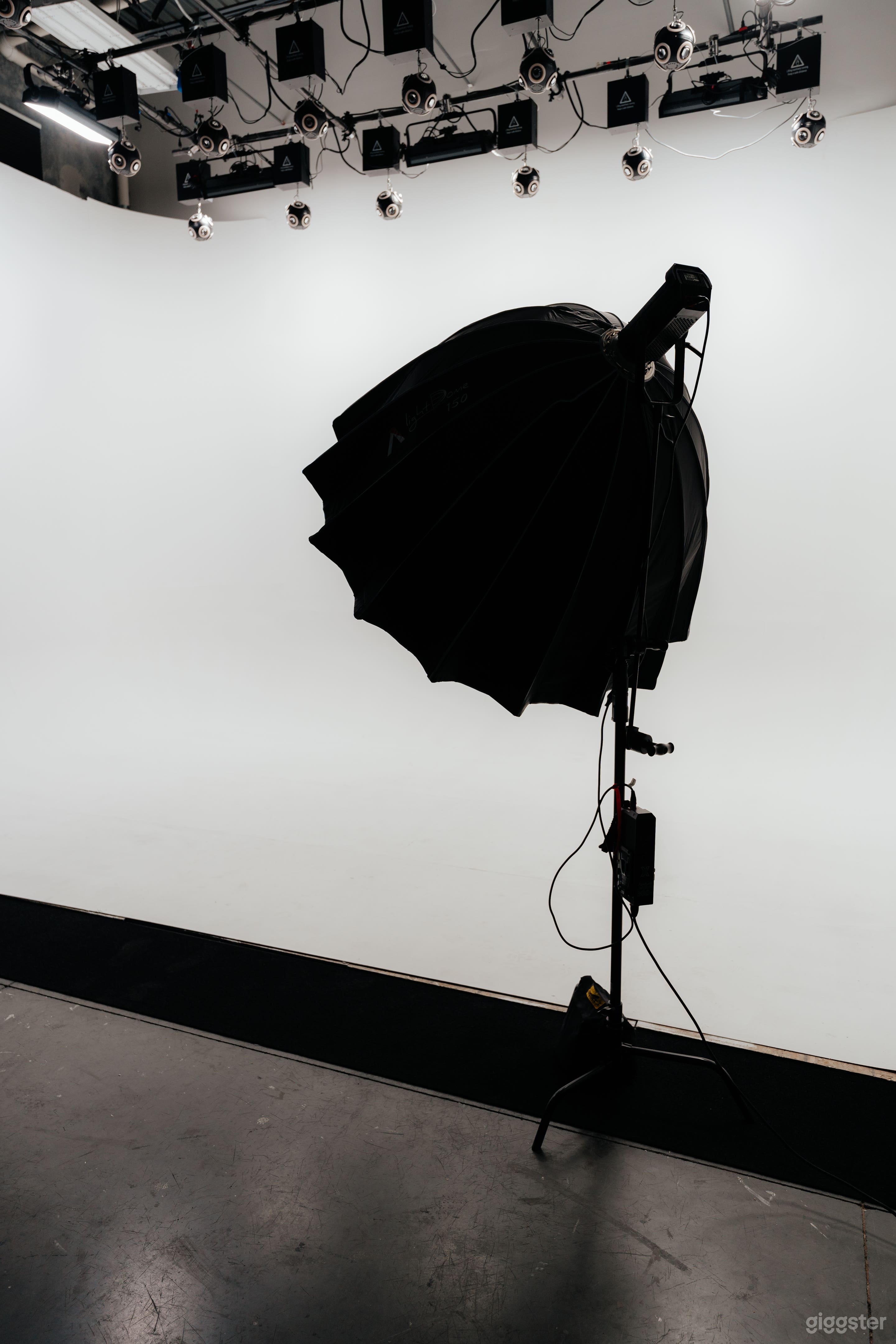Large Cyclorama wall &amp; lighting studio Photo 3