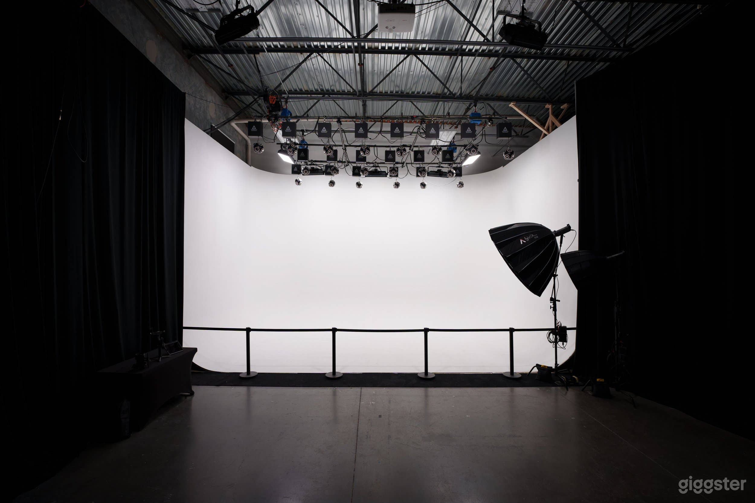 400 sq ft cyc wall ; 16' high