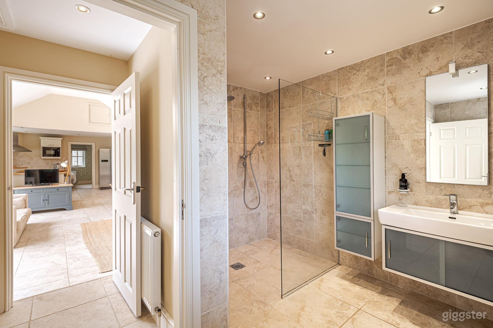 Alfold House Photo 2