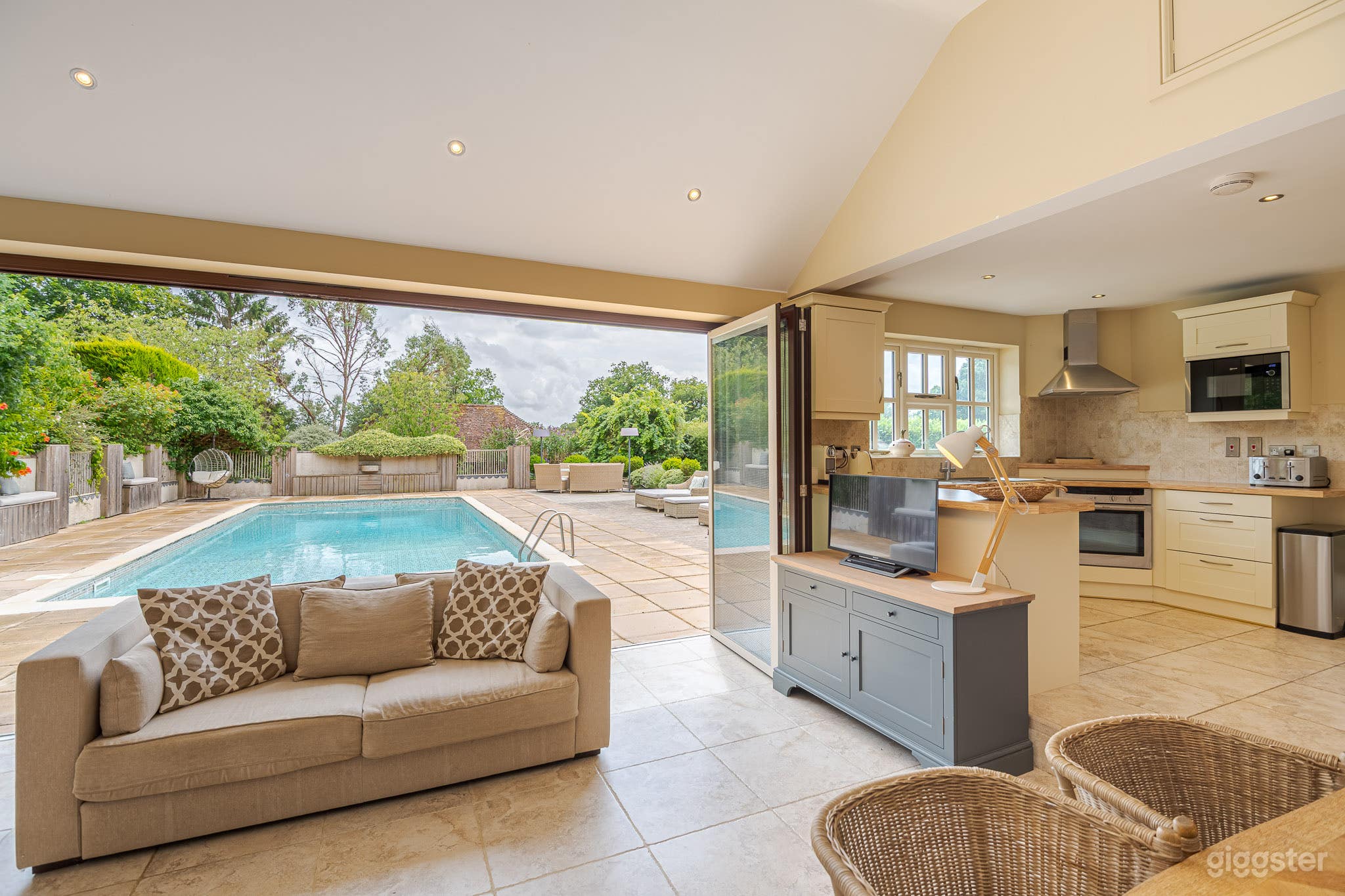 Alfold House Photo 1