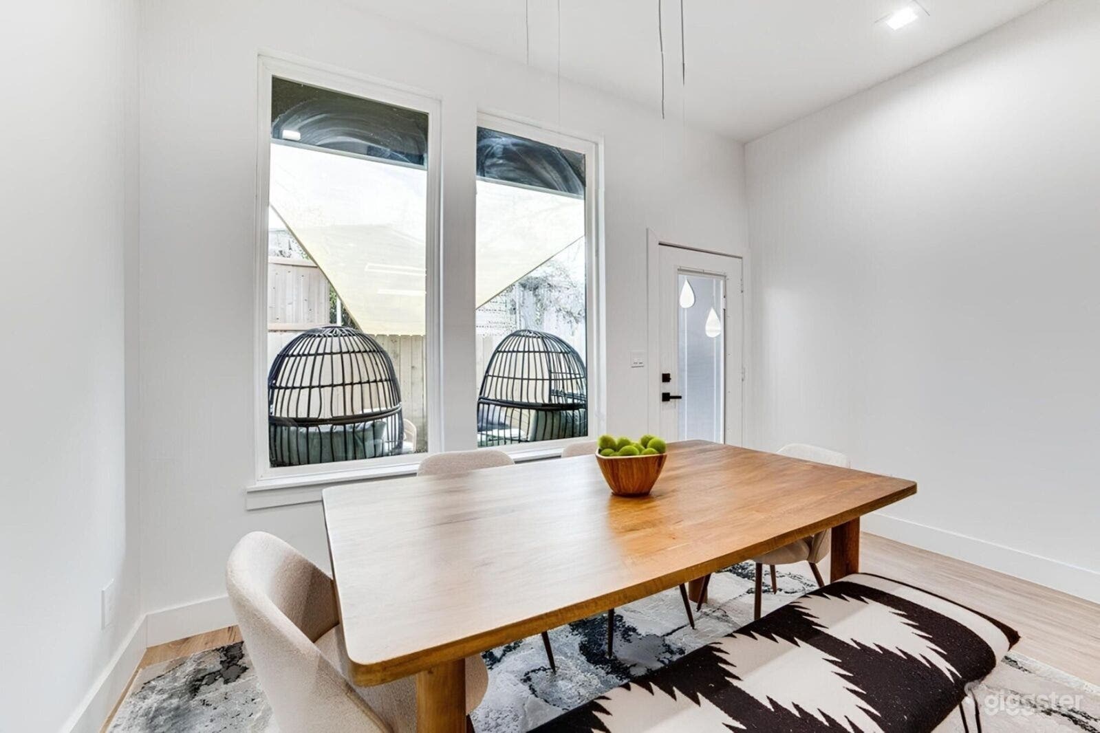 Luxury Modern Retreat with City Views Photo 3