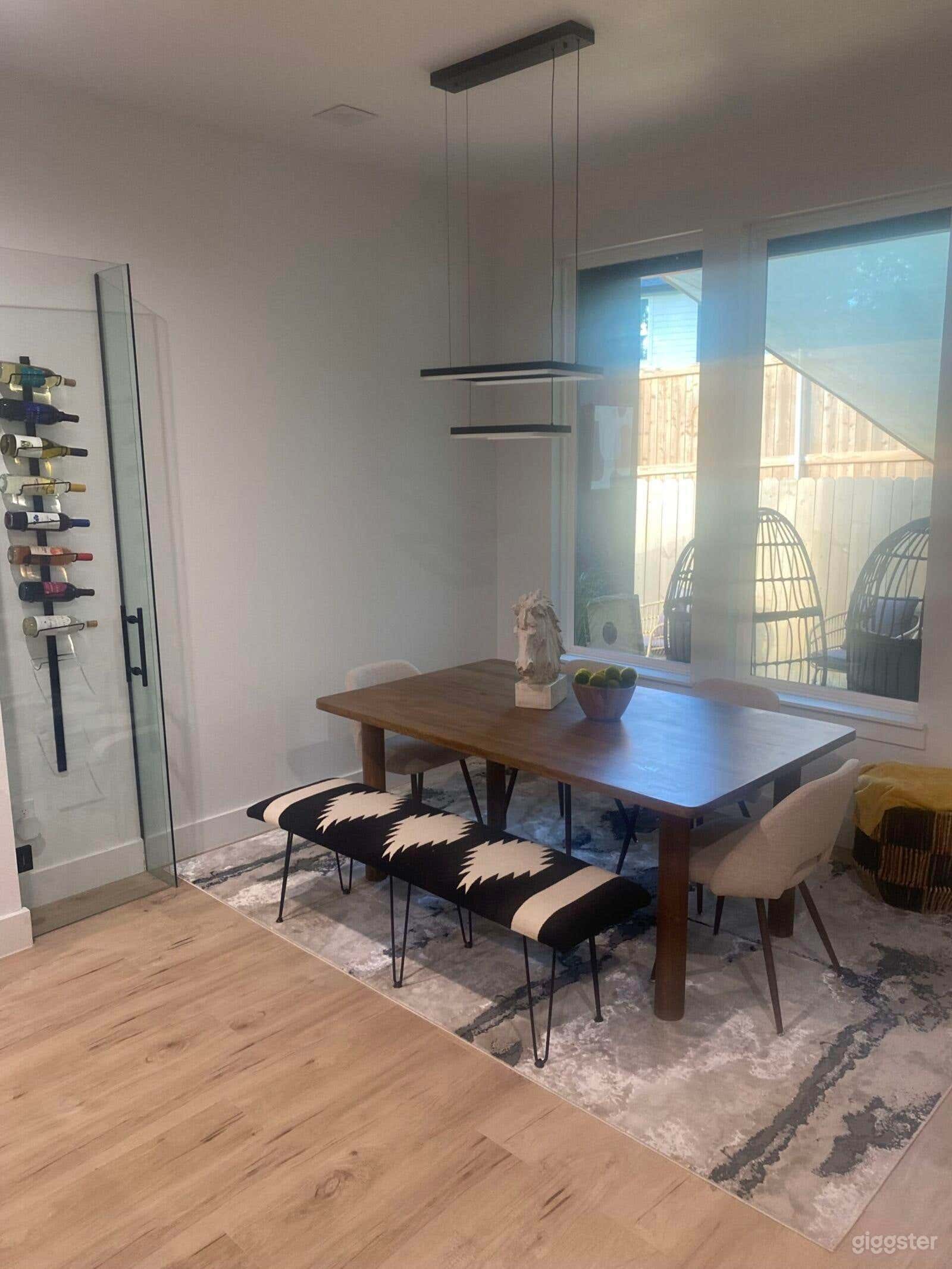 Luxury Modern Retreat with City Views Photo 4