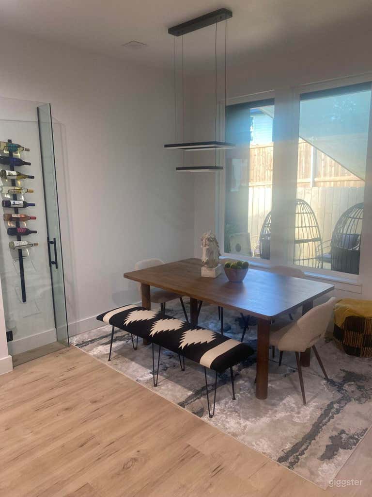  Luxury Modern Retreat with City Views 