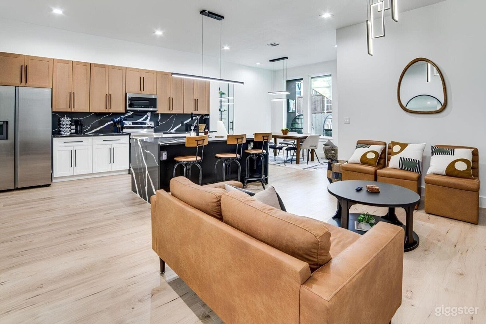 Luxury Modern Retreat with City Views Photo 1