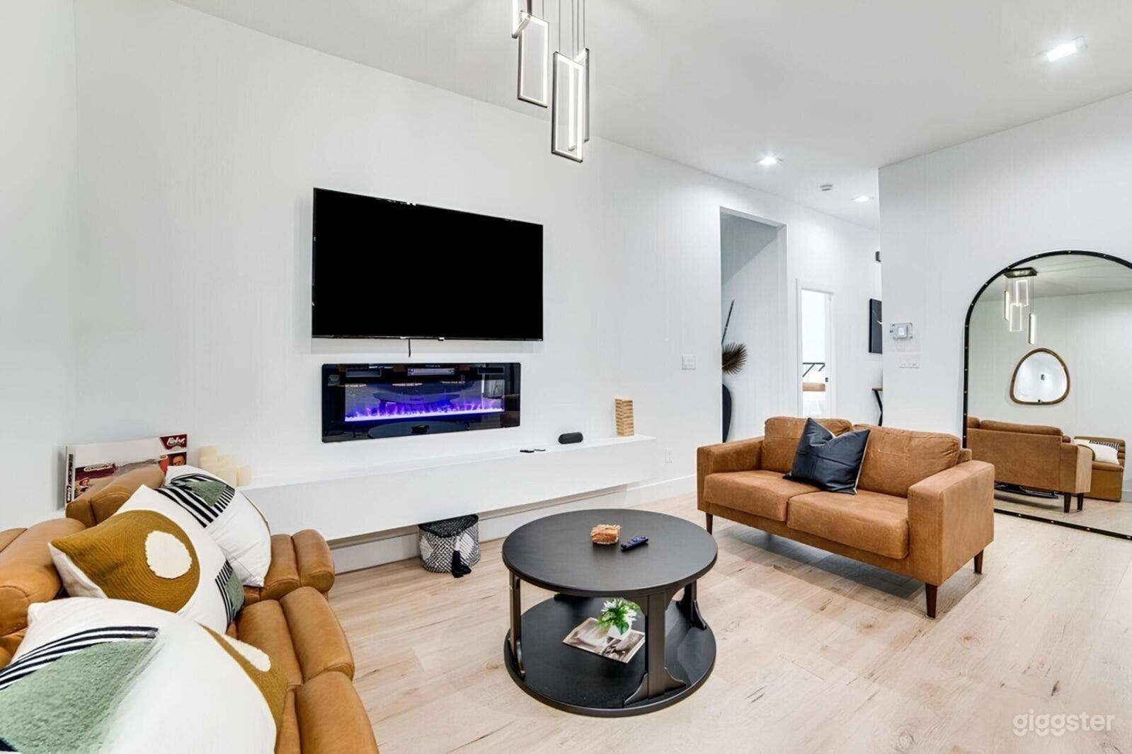 Luxury Modern Retreat with City Views Photo 2