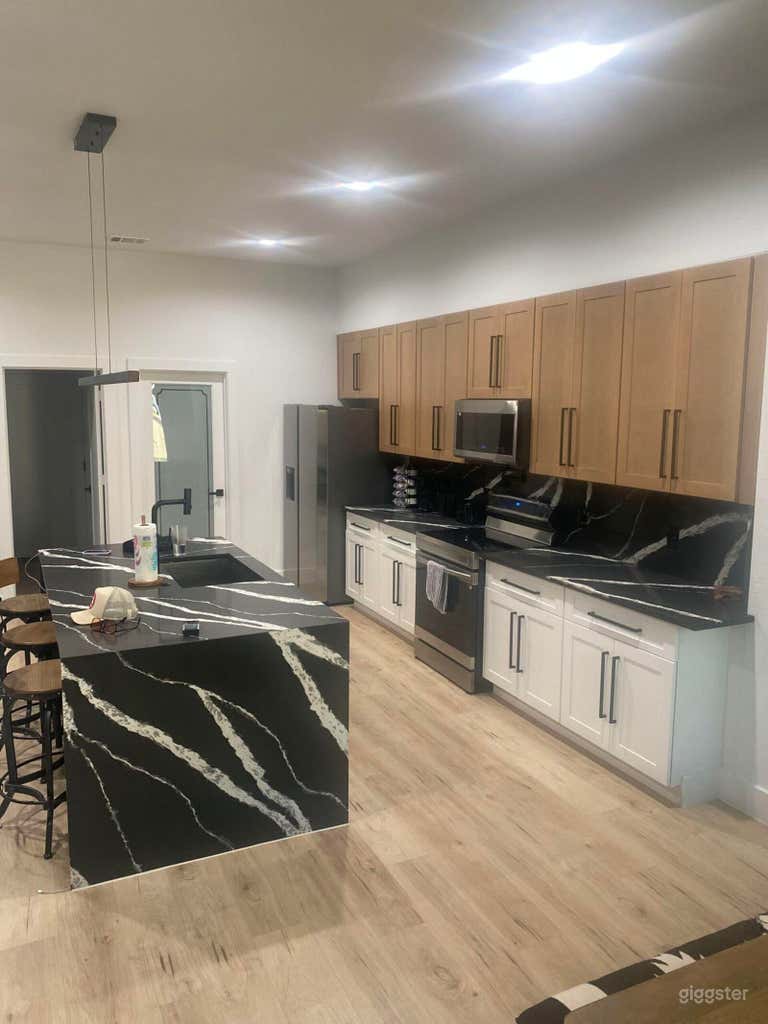  Luxury Modern Retreat with City Views 