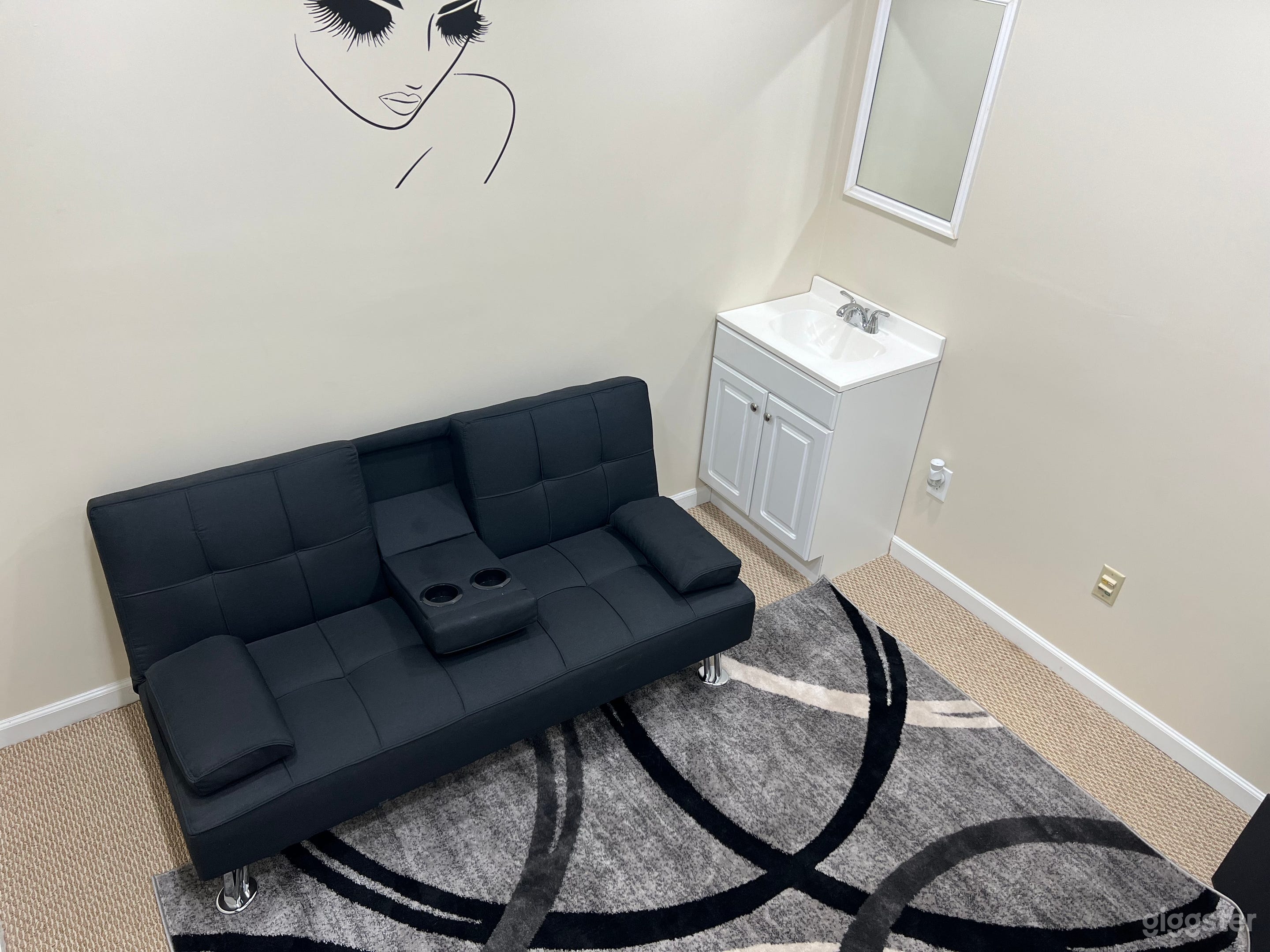 Private Secure Studio with Kitchen Photo 4