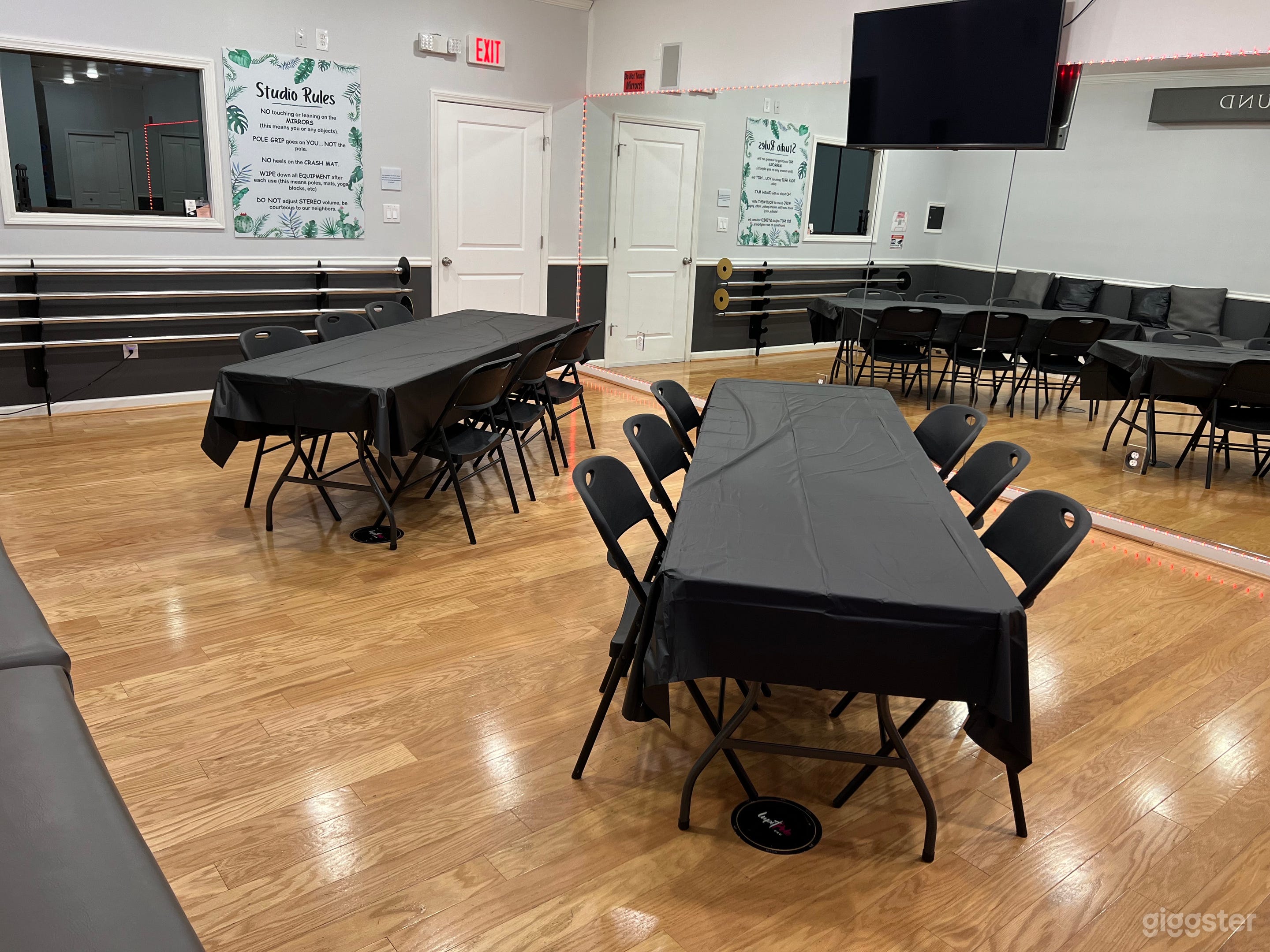 Private Secure Studio with Kitchen Photo 3