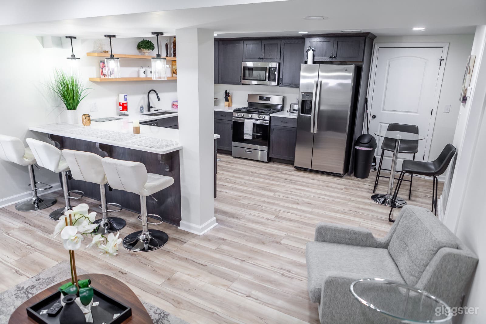 Suburban Oasis Lower-Level Apt &amp; Designer Touches Photo 2