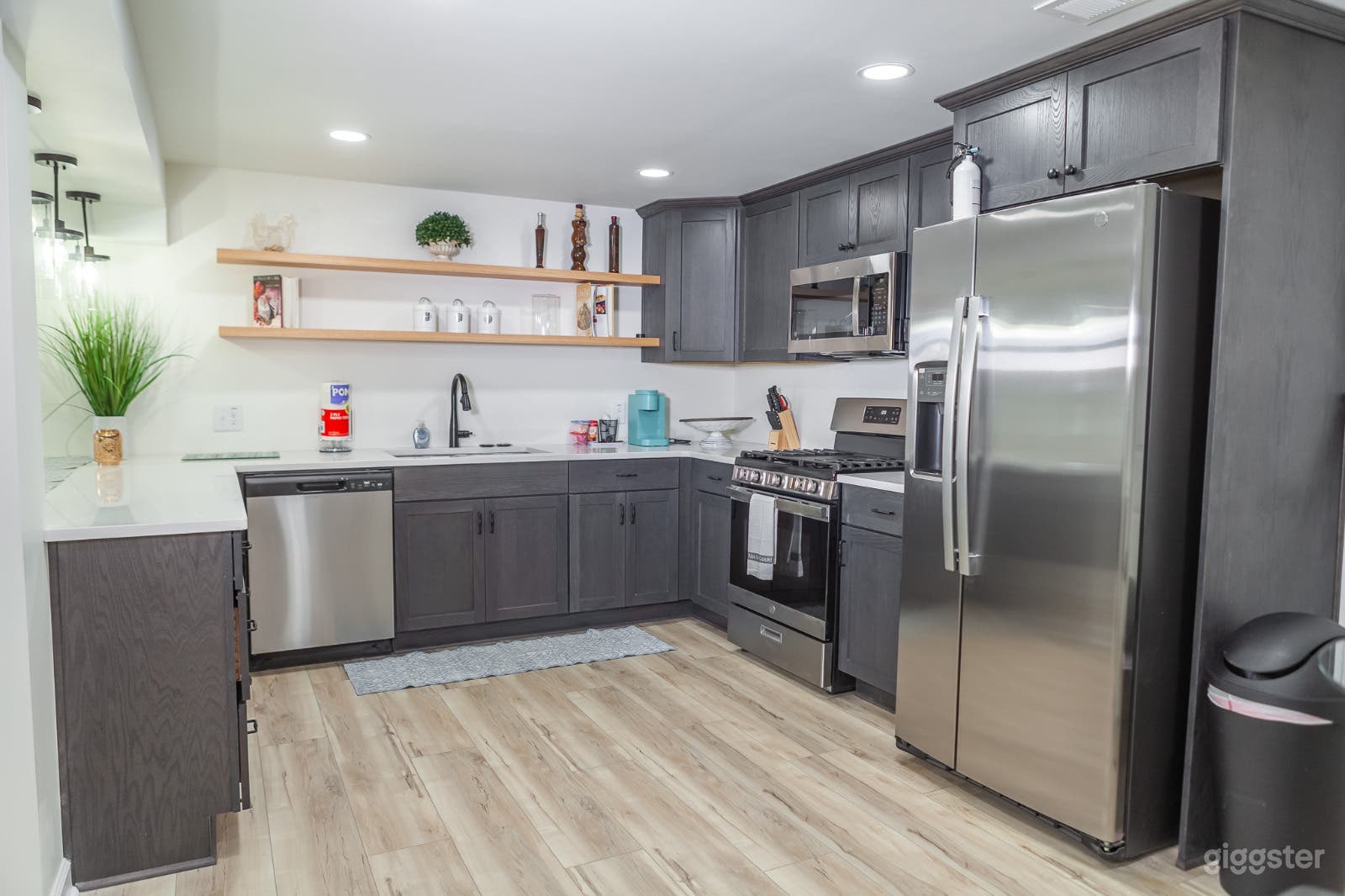 Suburban Oasis Lower-Level Apt &amp; Designer Touches Photo 3