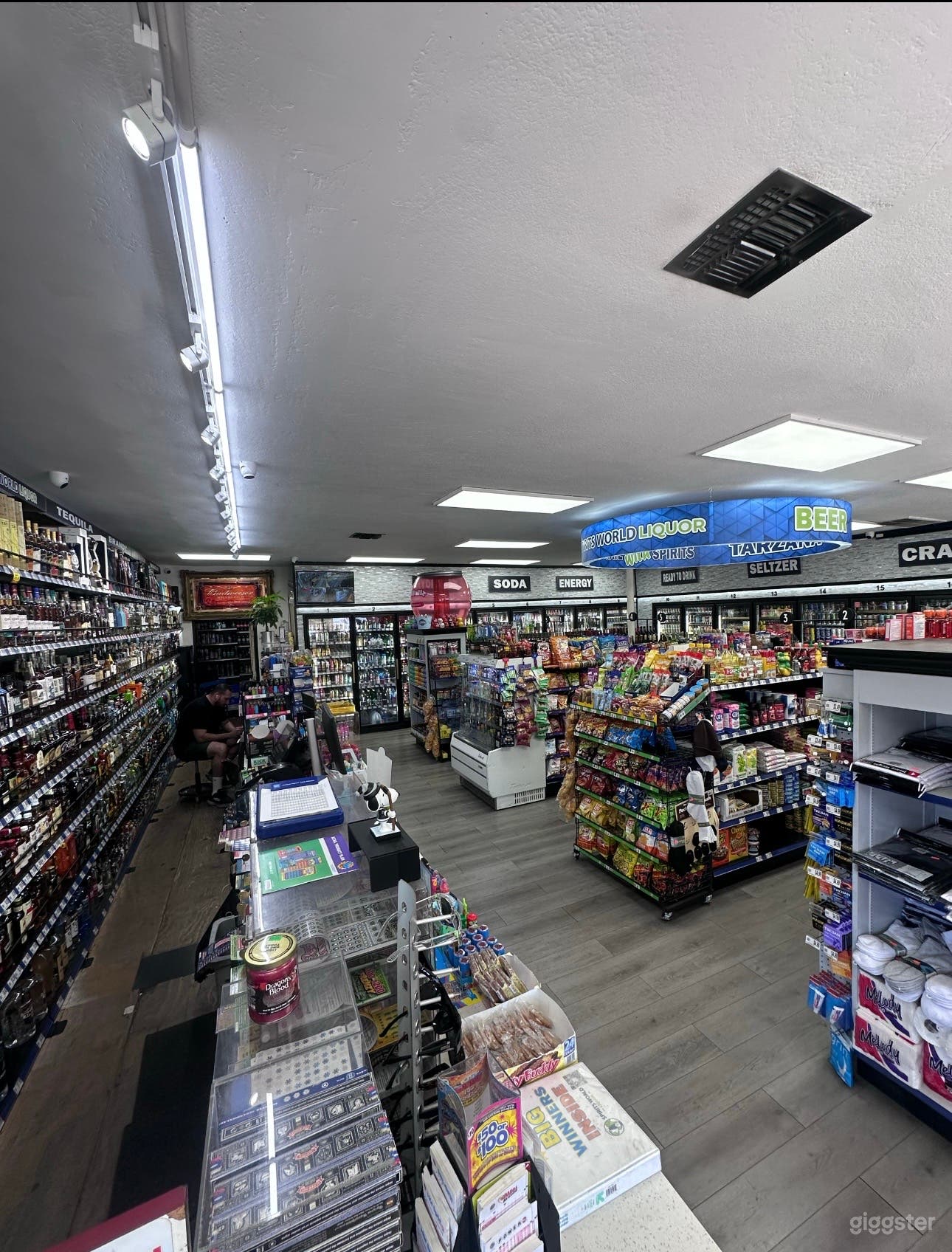 A beautiful neighborhood liquor store Photo 3