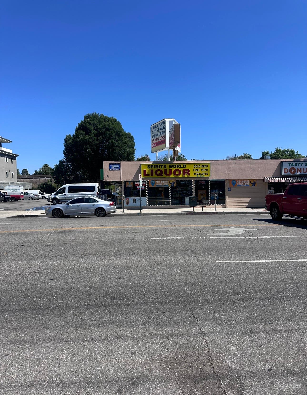 A beautiful neighborhood liquor store Photo 4