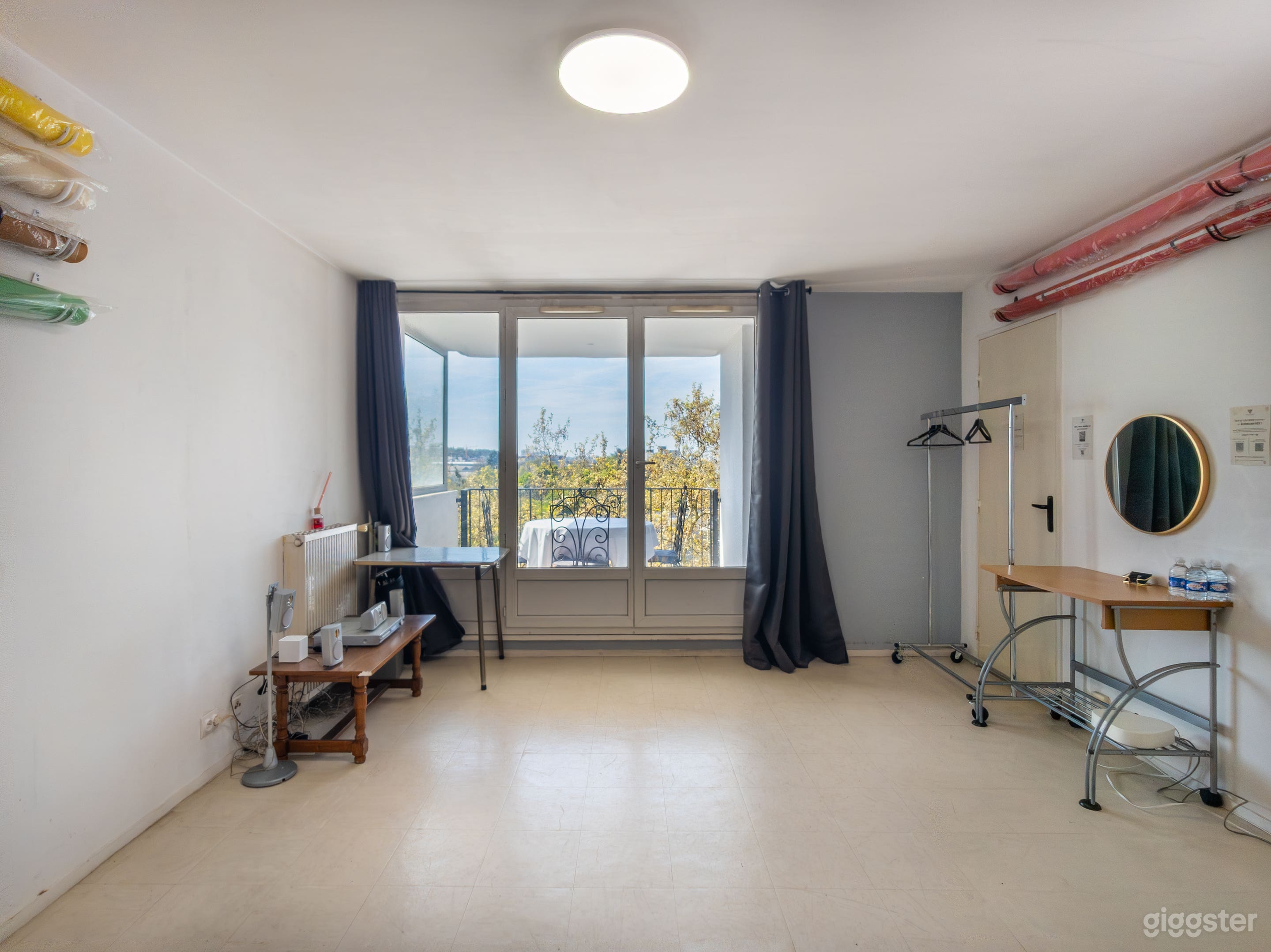 Photo de Affordable Photo / Video Studio with Balcony 4