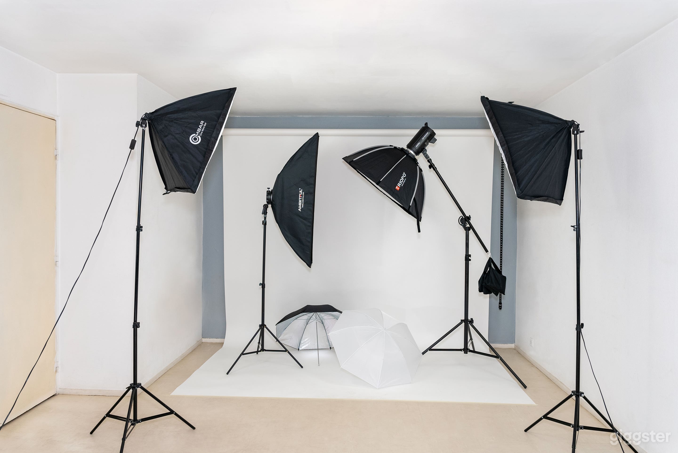 Affordable Photo / Video Studio with Balcony Photo 1