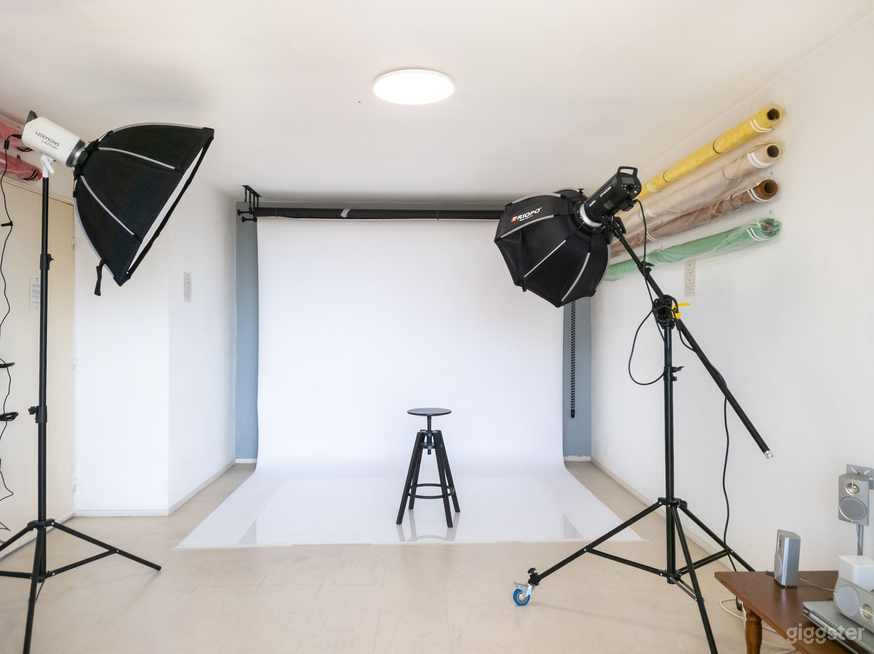 Photo de Affordable Photo / Video Studio with Balcony 1