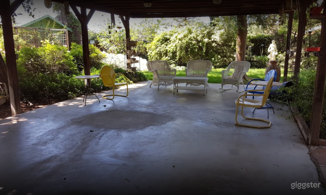 Covered Outside Patio for Photoshoots Photo 4