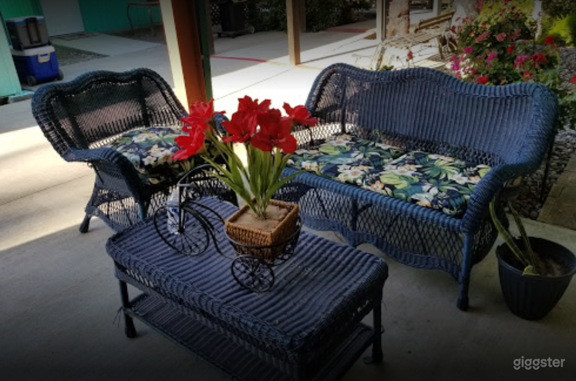Covered Outside Patio for Photoshoots Photo 2