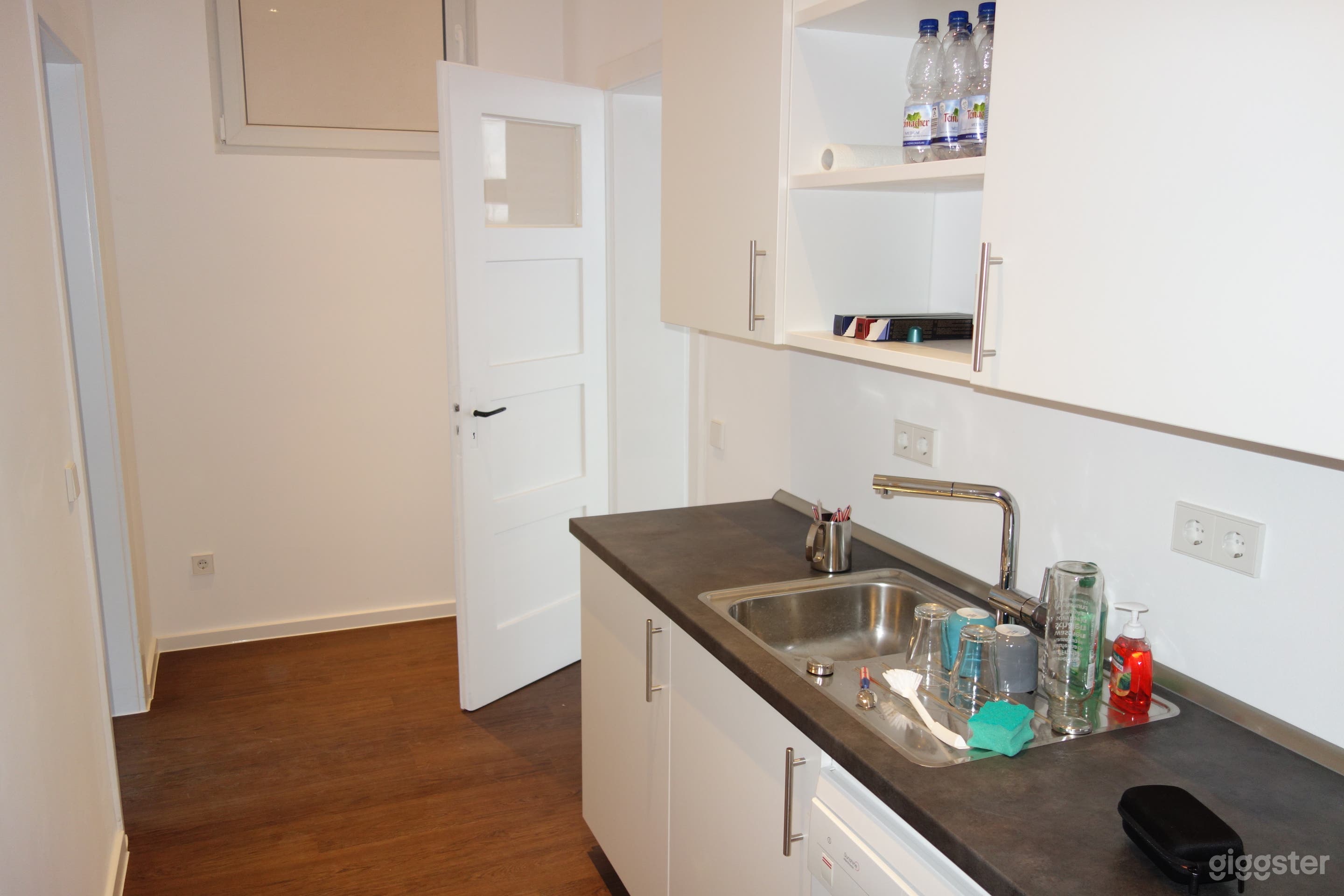 Küchenzeile mit Kühlschrank, Spülmaschine, Nespresso-Kaffeeautomat