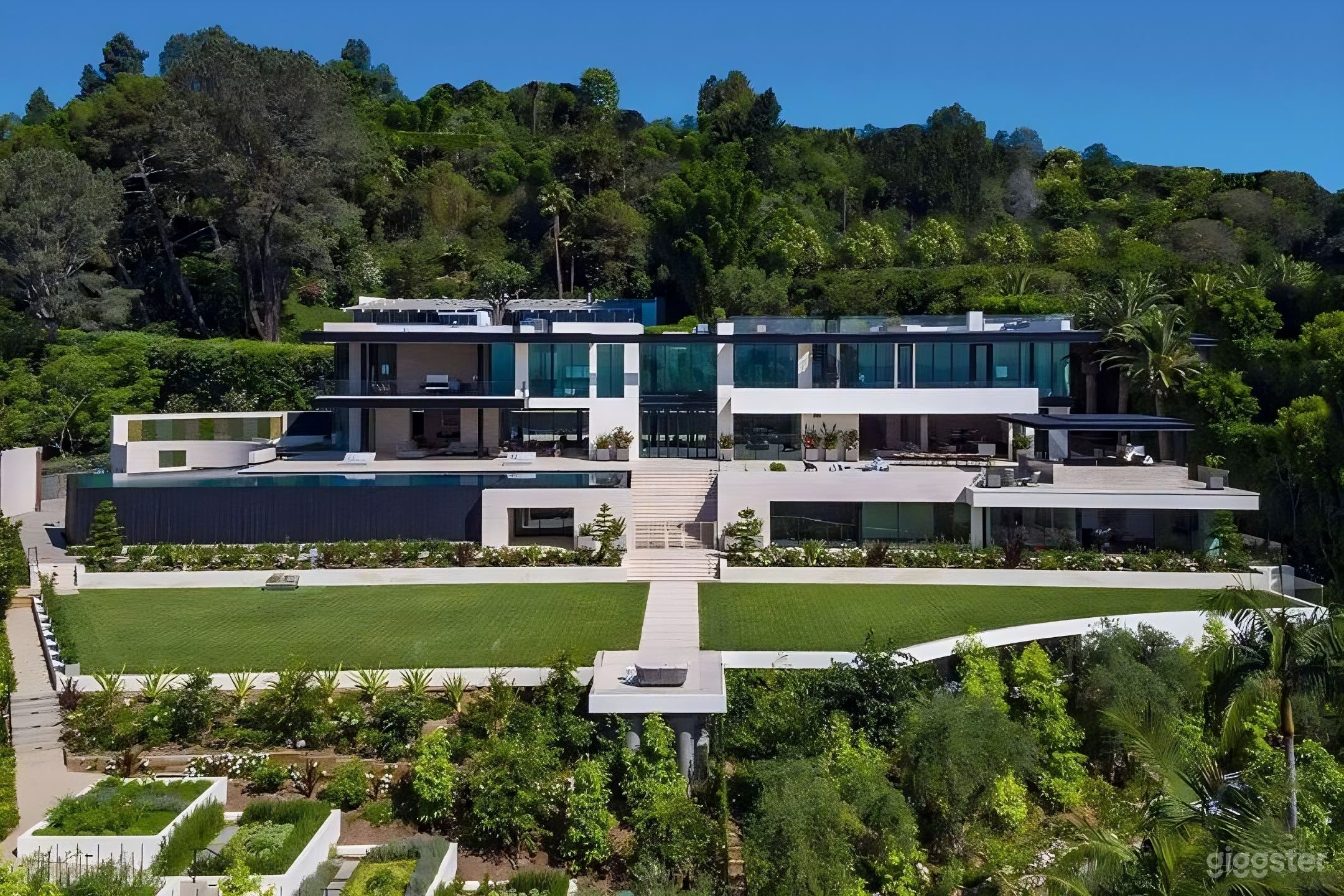 ULTRA LUXE RESORT ESTATE W/ INFINITY VIEWS Photo 4