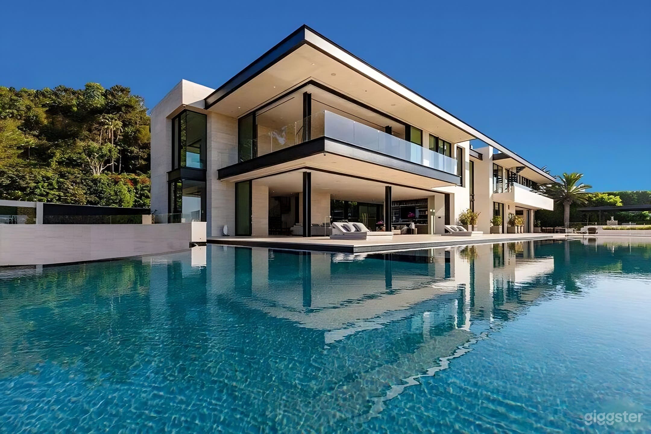 ULTRA LUXE RESORT ESTATE W/ INFINITY VIEWS Photo 3