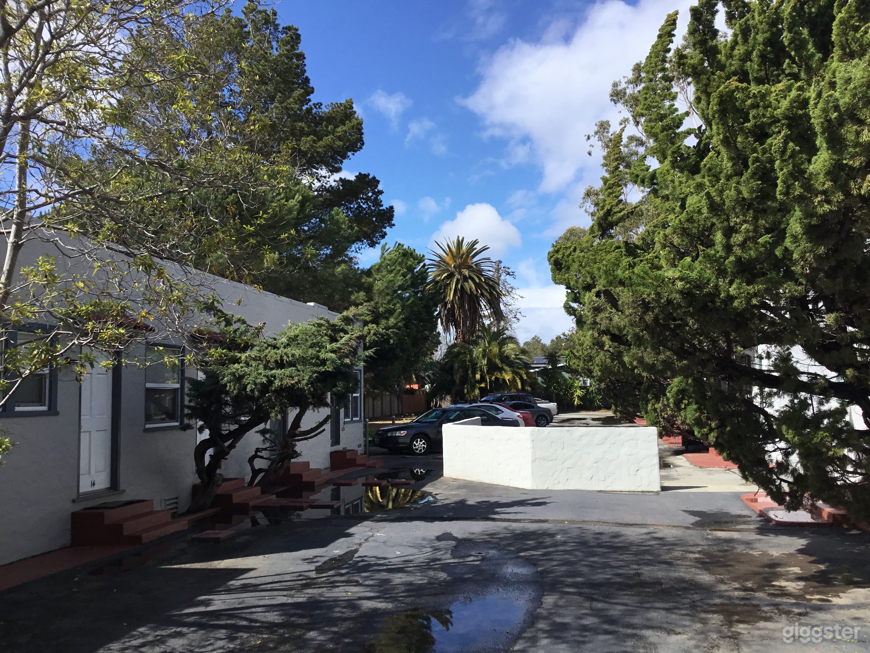 Classic Vintage Bungalow Style Beach Motel Photo 4