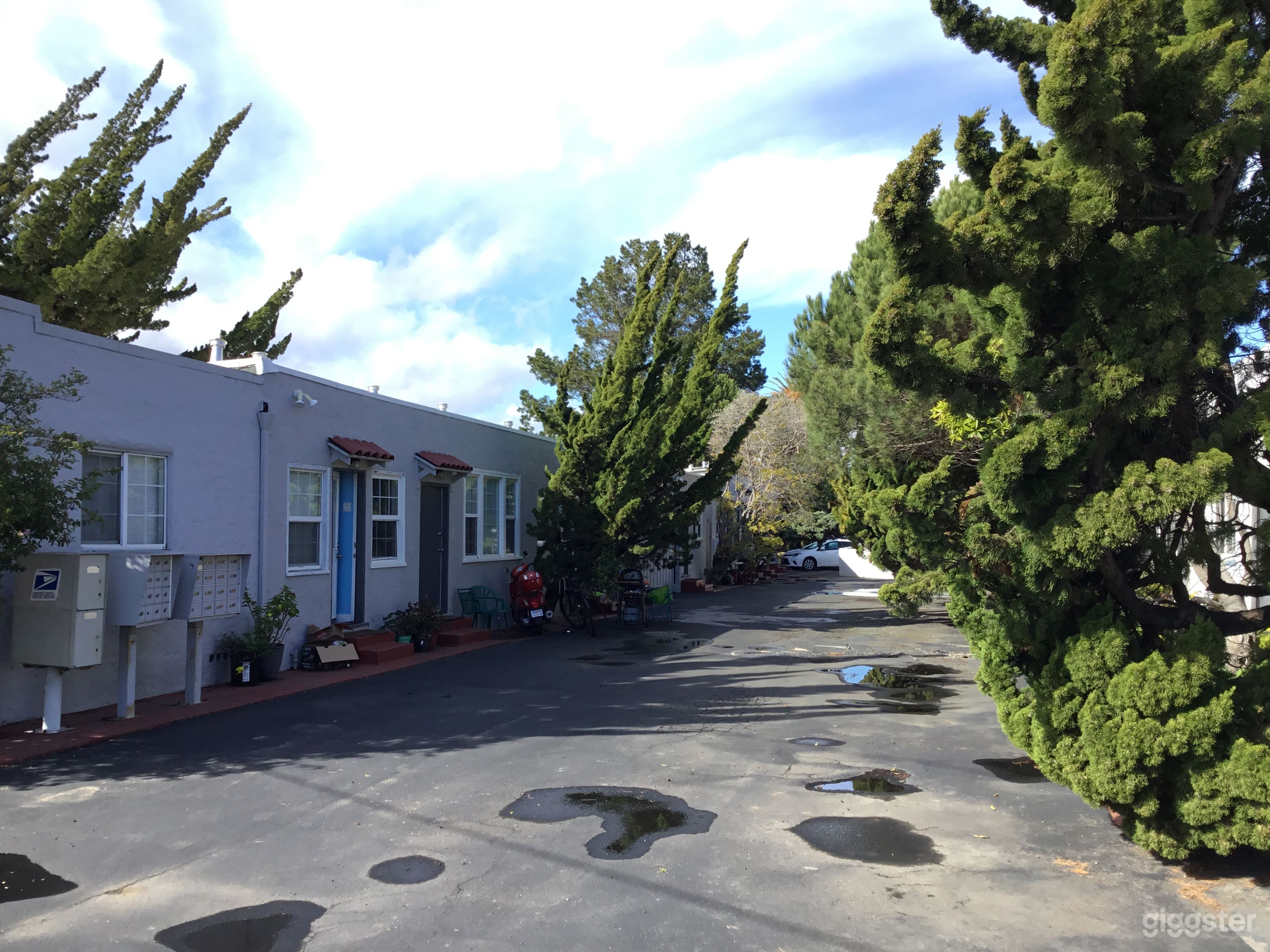 Classic Vintage Bungalow Style Beach Motel Photo 2