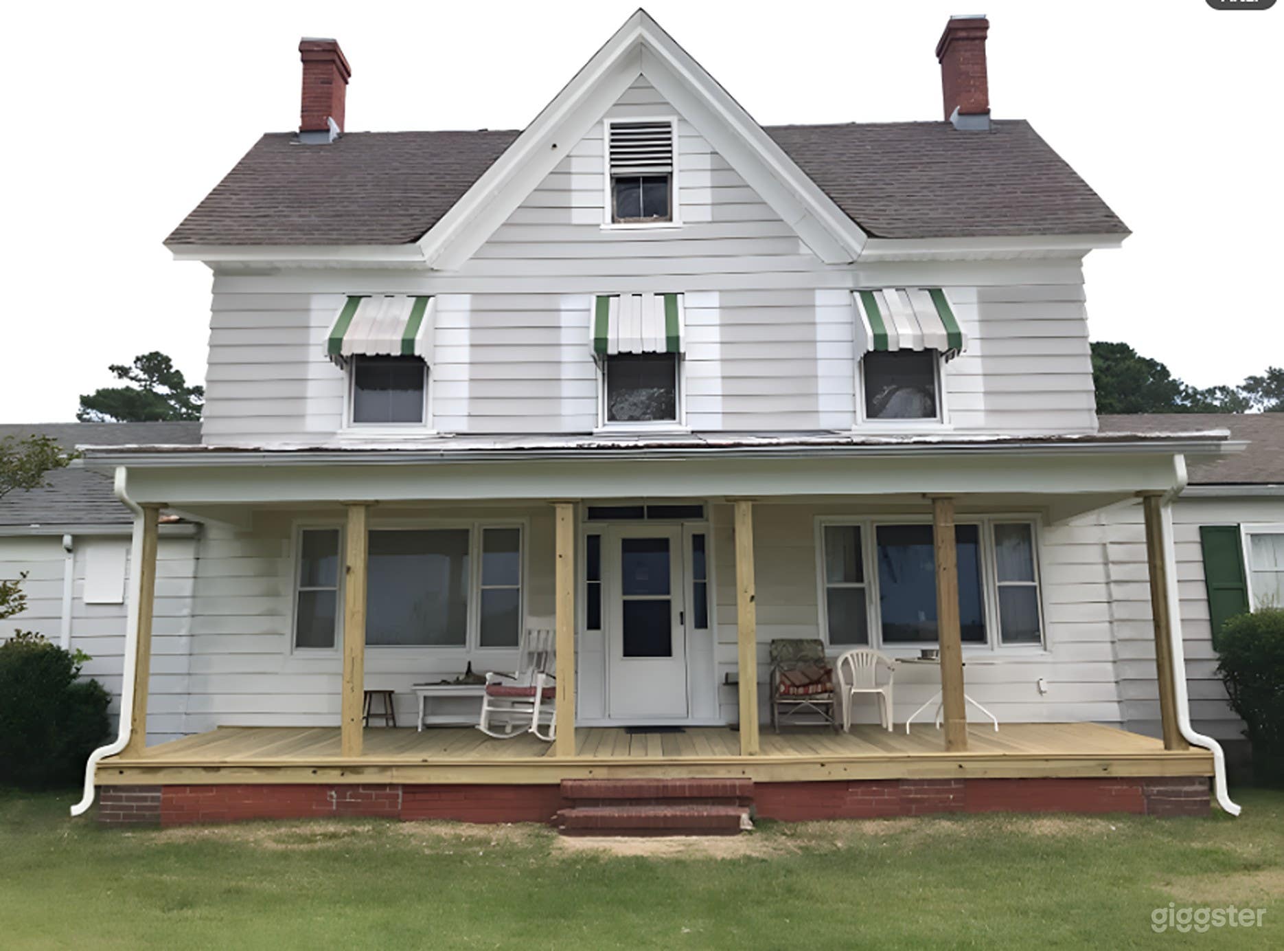Waterfront house with wooden pier on 1.62 acres  Photo 1